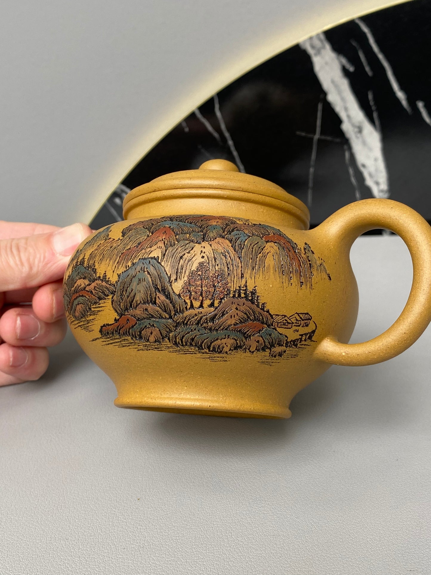 紫砂界彩刻山水标杆·李峰大师｜恭王府馆藏臻品《掇只壶》原矿优质黄金段·320cc