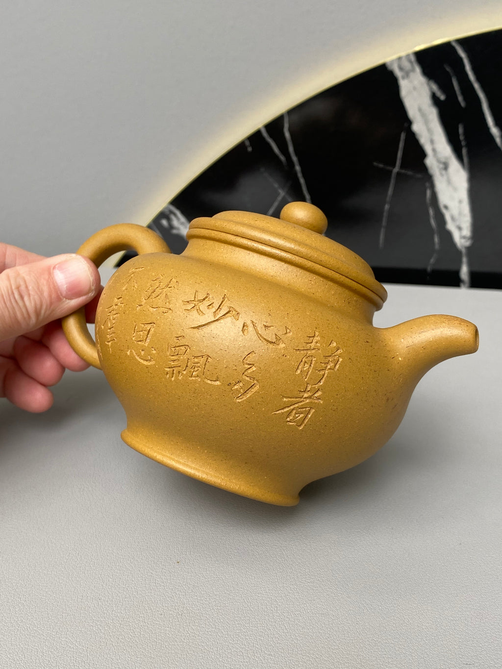 紫砂界彩刻山水标杆·李峰大师｜恭王府馆藏臻品《掇只壶》原矿优质黄金段·320cc