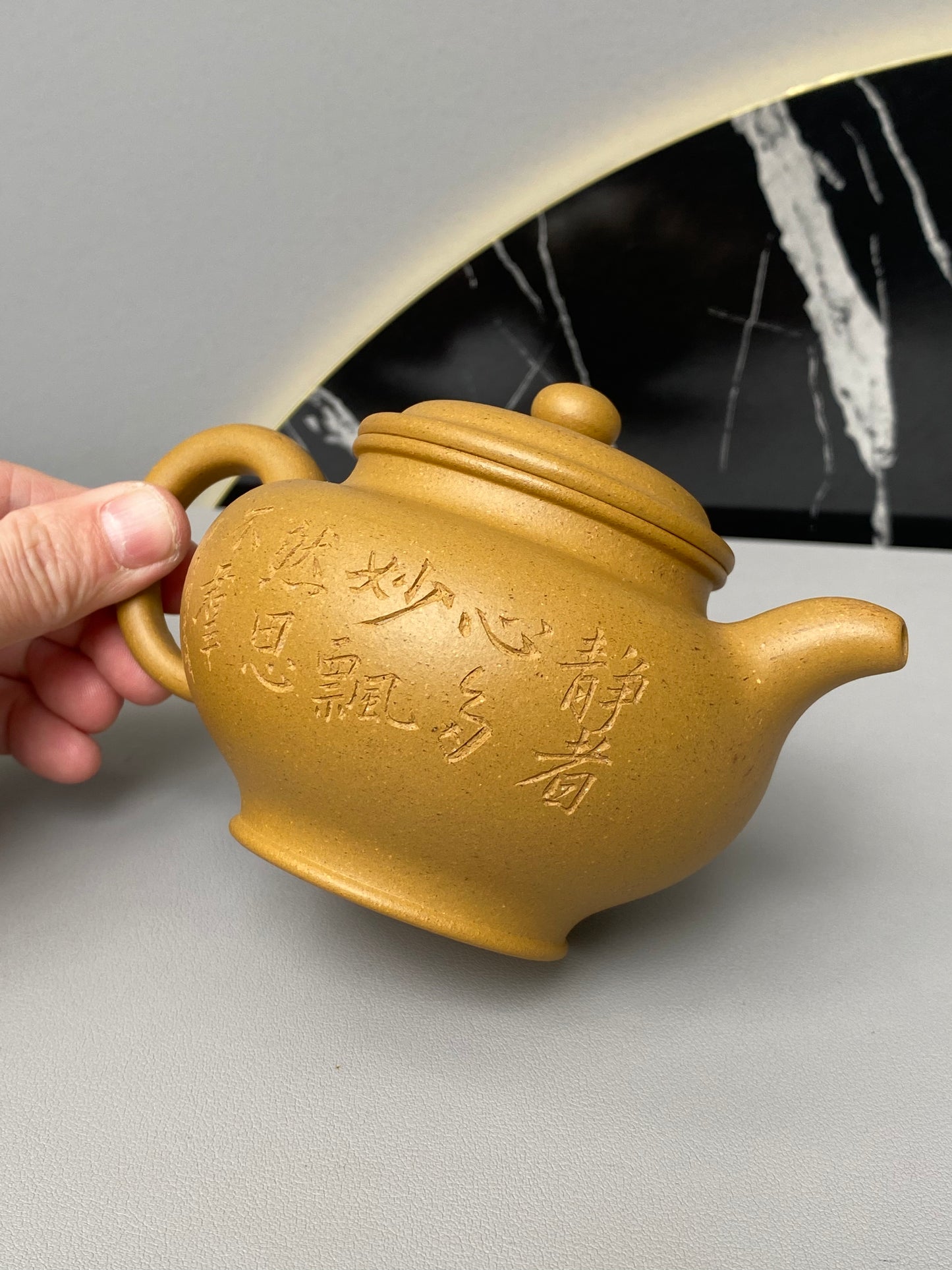 紫砂界彩刻山水标杆·李峰大师｜恭王府馆藏臻品《掇只壶》原矿优质黄金段·320cc