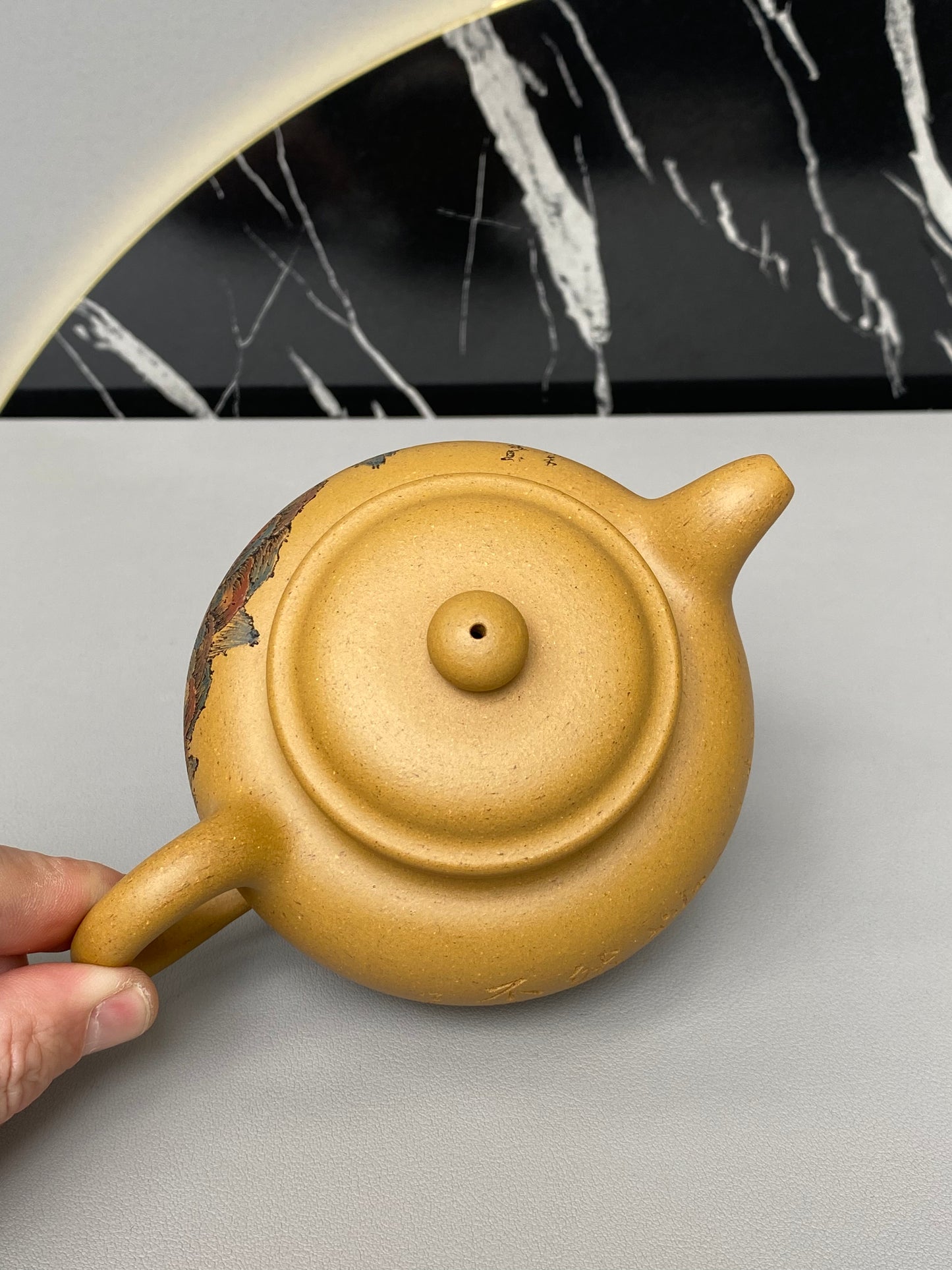 紫砂界彩刻山水标杆·李峰大师｜恭王府馆藏臻品《掇只壶》原矿优质黄金段·320cc