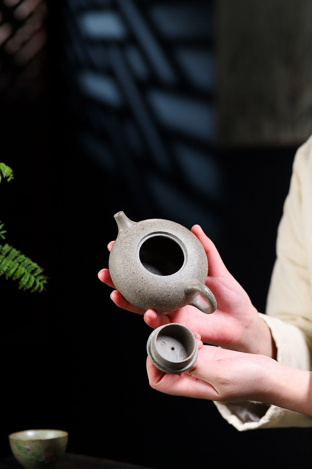 【扁西施】 制壶：朱正琴（国家级工艺美术师） 泥料：原矿10目粗砂段泥 容量：200cc