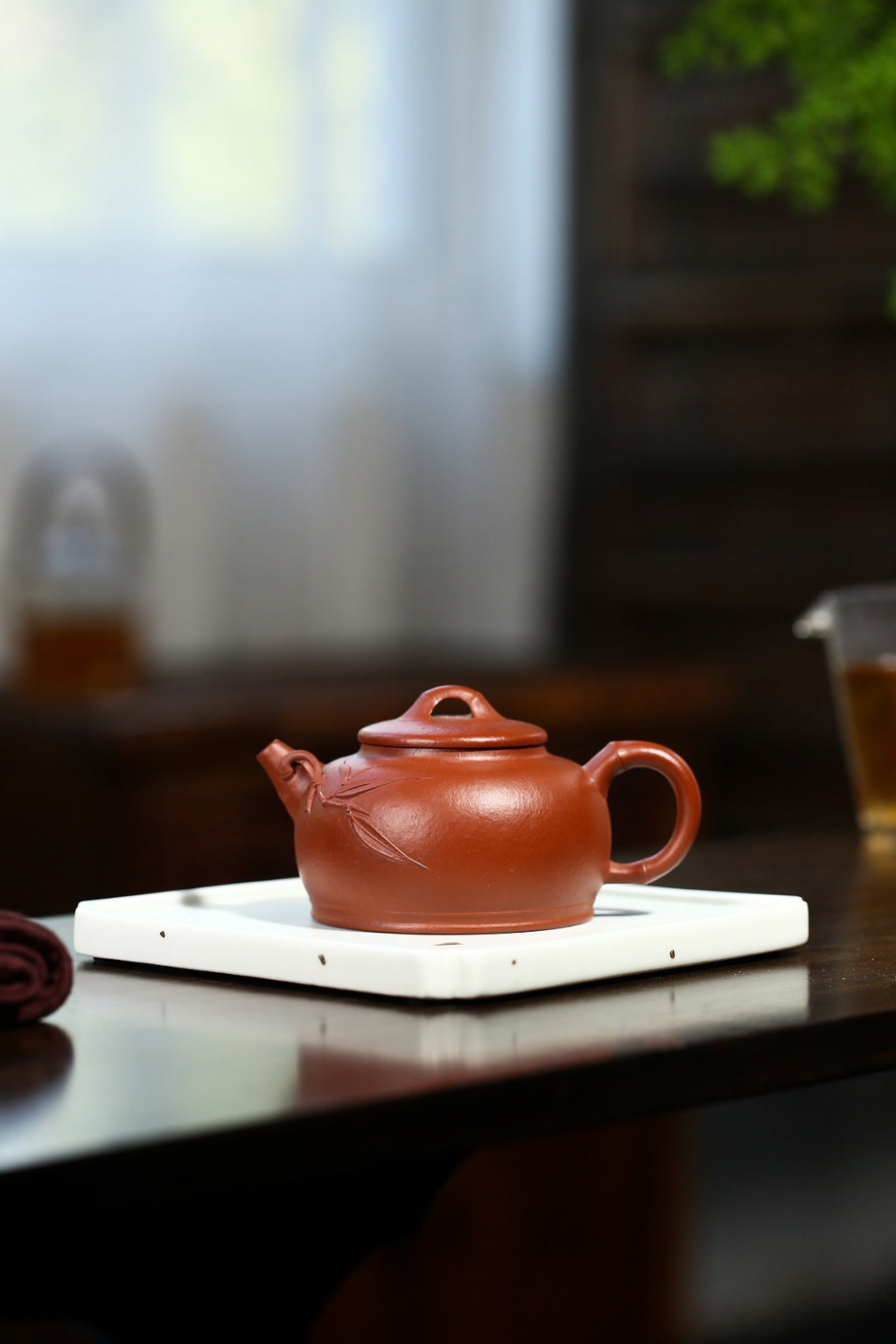 配持壶照 【妙竹】 制壶：刘彩萍（国家级工艺美术师） 泥料：原矿小煤窑朱泥 容量：175cc