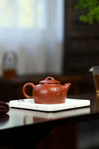 配持壶照 【妙竹】 制壶：刘彩萍（国家级工艺美术师） 泥料：原矿小煤窑朱泥 容量：175cc