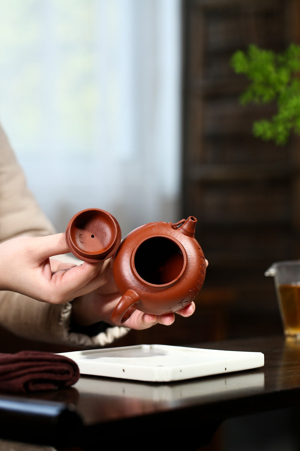 配持壶照 【妙竹】 制壶：刘彩萍（国家级工艺美术师） 泥料：原矿小煤窑朱泥 容量：175cc