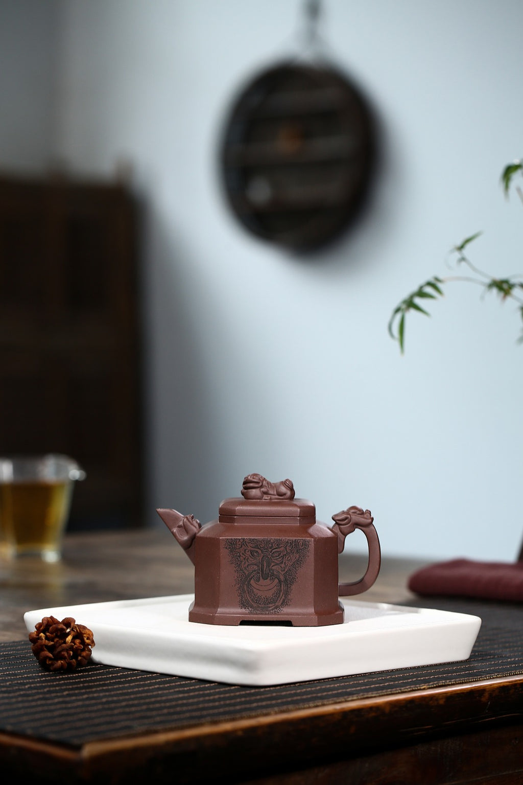 配持壶照 【八方狮球】 制壶：刘彩萍（国家级工艺美术师）原矿紫泥 容量：310cc