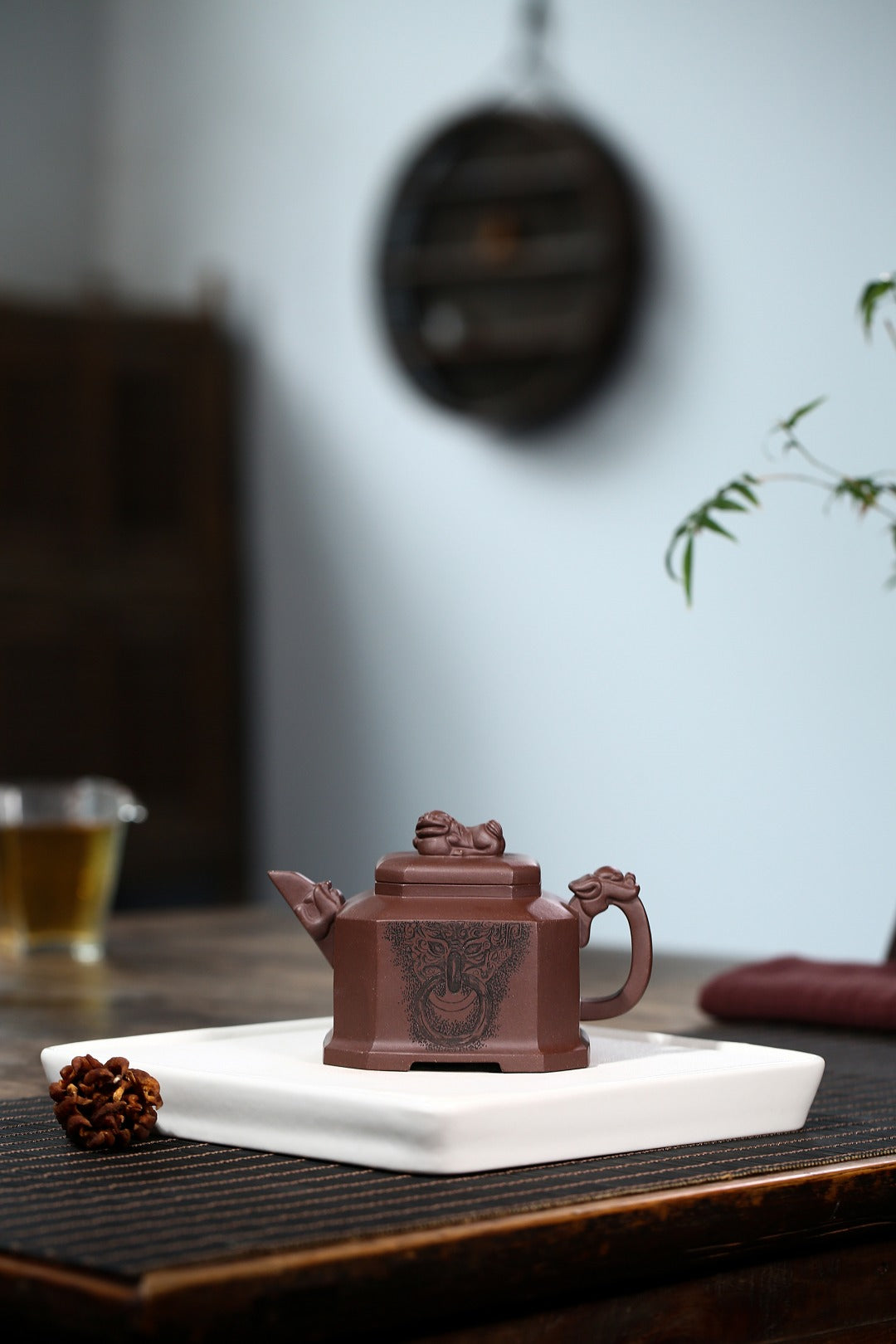 配持壶照 【八方狮球】 制壶：刘彩萍（国家级工艺美术师）原矿紫泥 容量：310cc