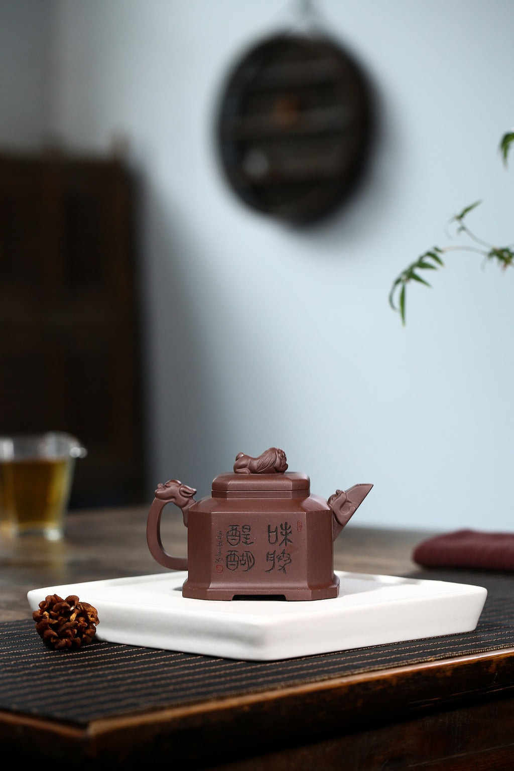 配持壶照 【八方狮球】 制壶：刘彩萍（国家级工艺美术师）原矿紫泥 容量：310cc