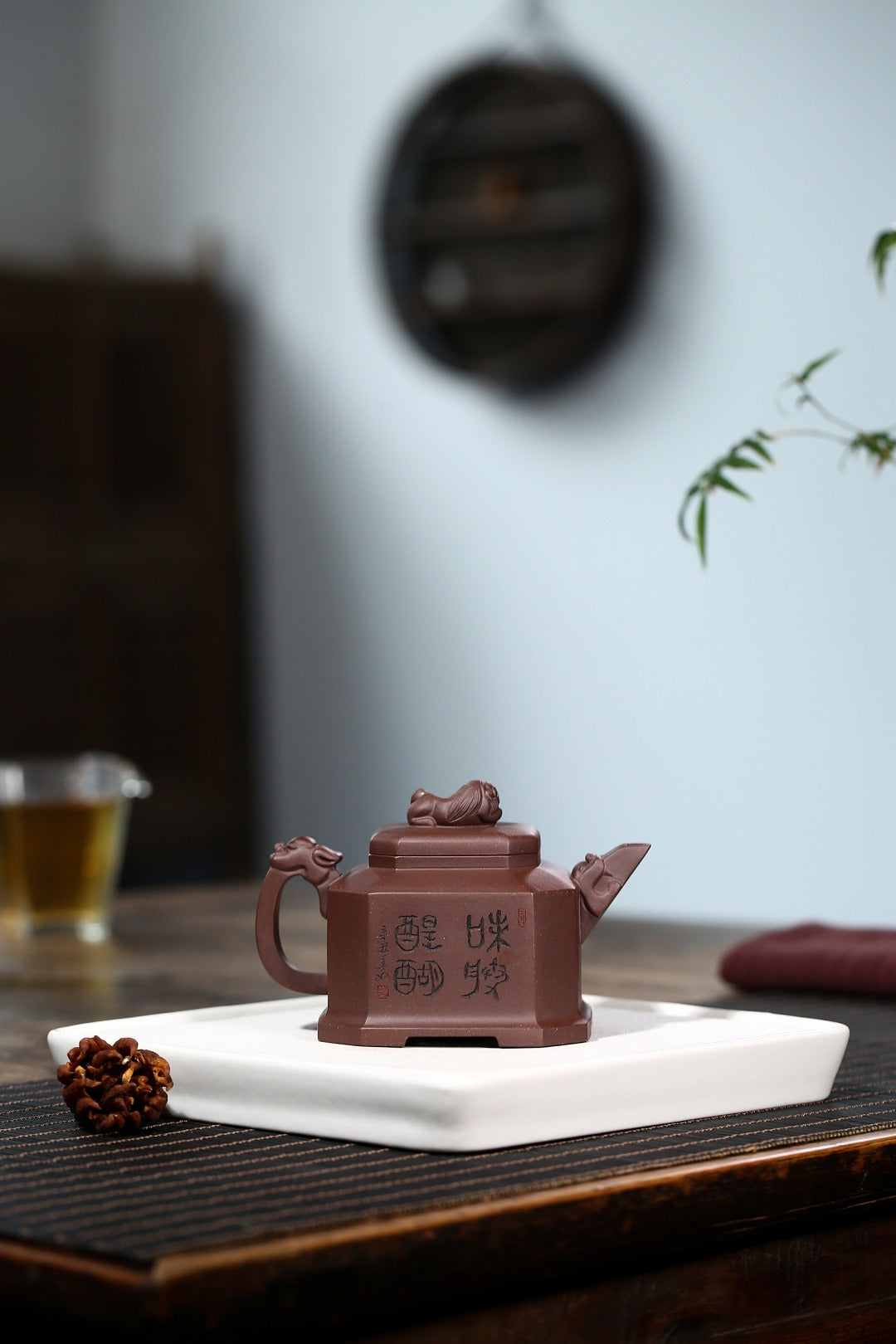 配持壶照 【八方狮球】 制壶：刘彩萍（国家级工艺美术师）原矿紫泥 容量：310cc