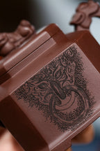 配持壶照 【八方狮球】 制壶：刘彩萍（国家级工艺美术师）原矿紫泥 容量：310cc