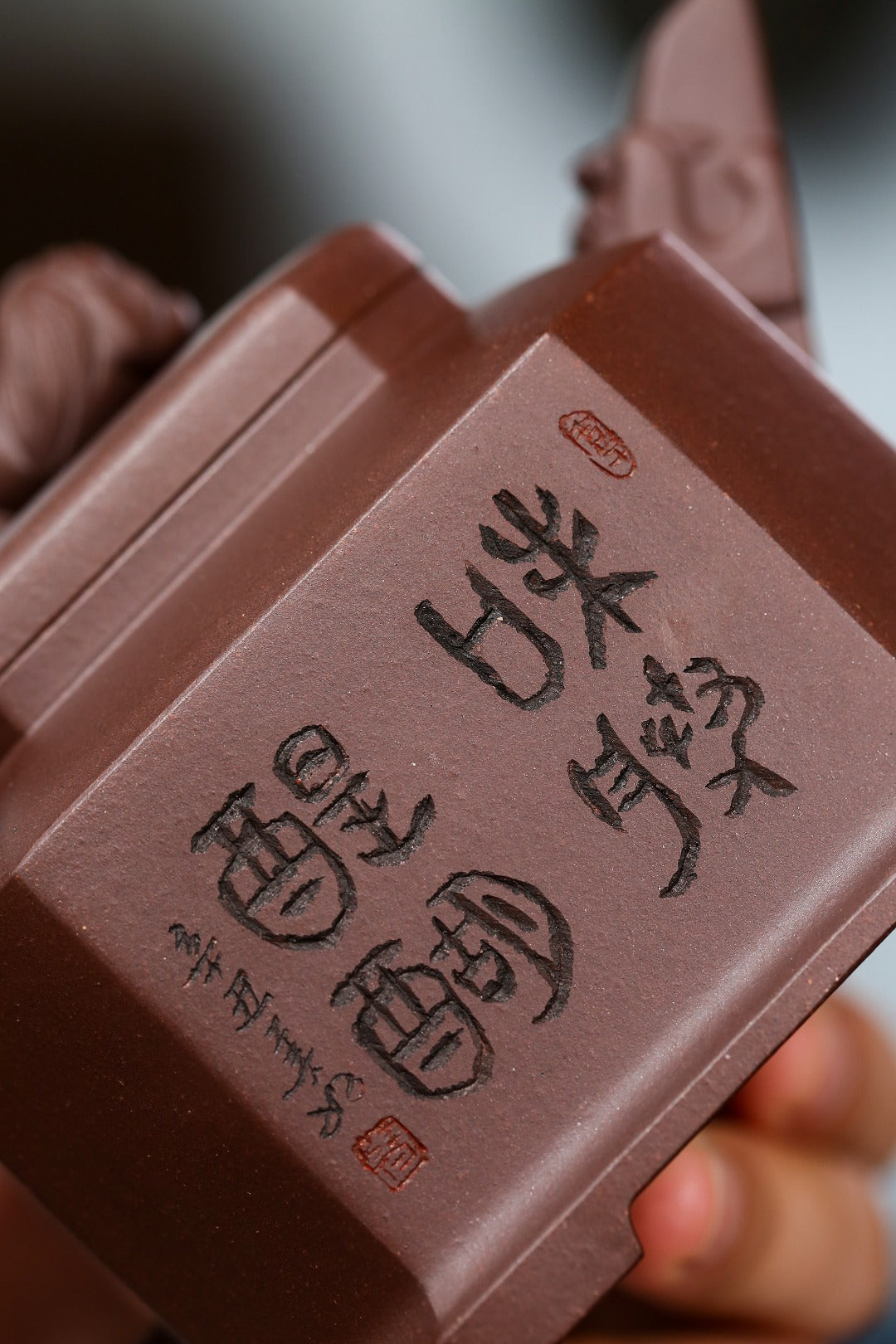 配持壶照 【八方狮球】 制壶：刘彩萍（国家级工艺美术师）原矿紫泥 容量：310cc