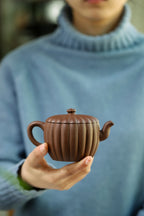 【汉瓦筋纹】 制壶：周琦（国家级工艺美术师） 泥料：原矿调砂紫泥 容量：220cc