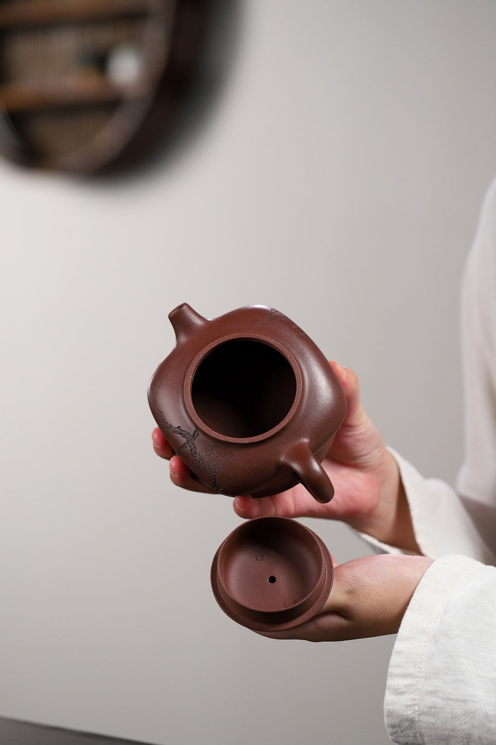 【暗香】 制壶：蒋春帆（国家级工艺美术师） 泥料：原矿紫泥 容量：270cc