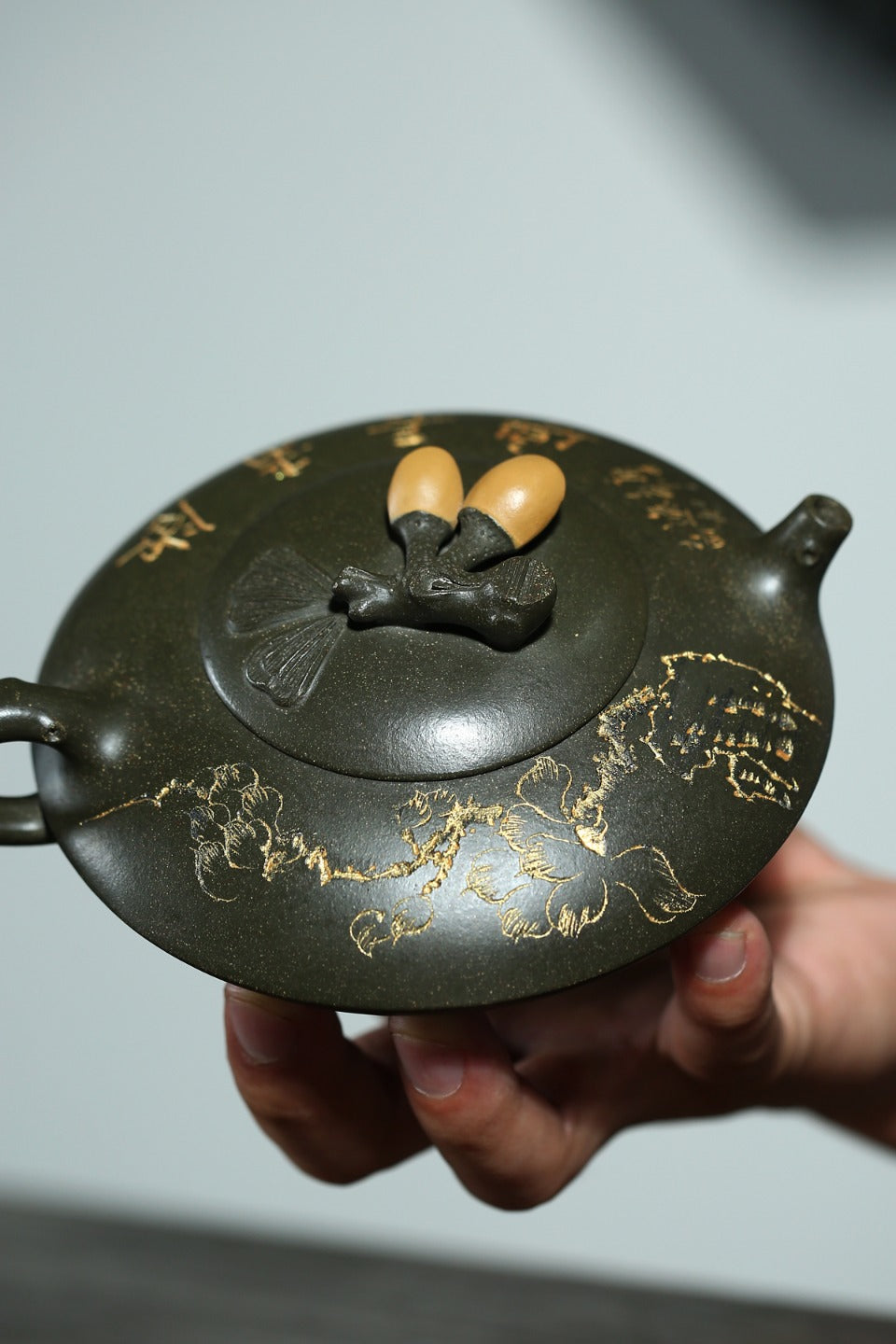 【开心果】 制壶：李卢春（国家级工艺美术师） 泥料：原矿绿泥 容量：290cc