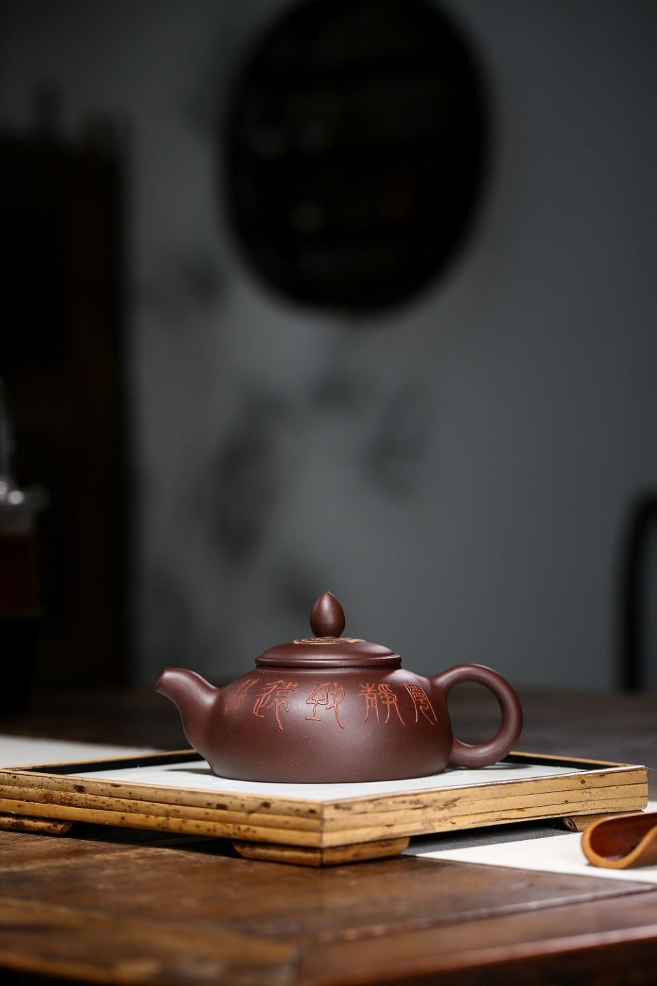 配持壶照 【半月】 制壶：刘彩萍（国家级工艺美术师） 泥料：原矿紫泥 250cc