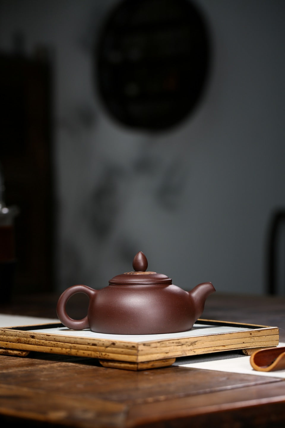 配持壶照 【半月】 制壶：刘彩萍（国家级工艺美术师） 泥料：原矿紫泥 250cc