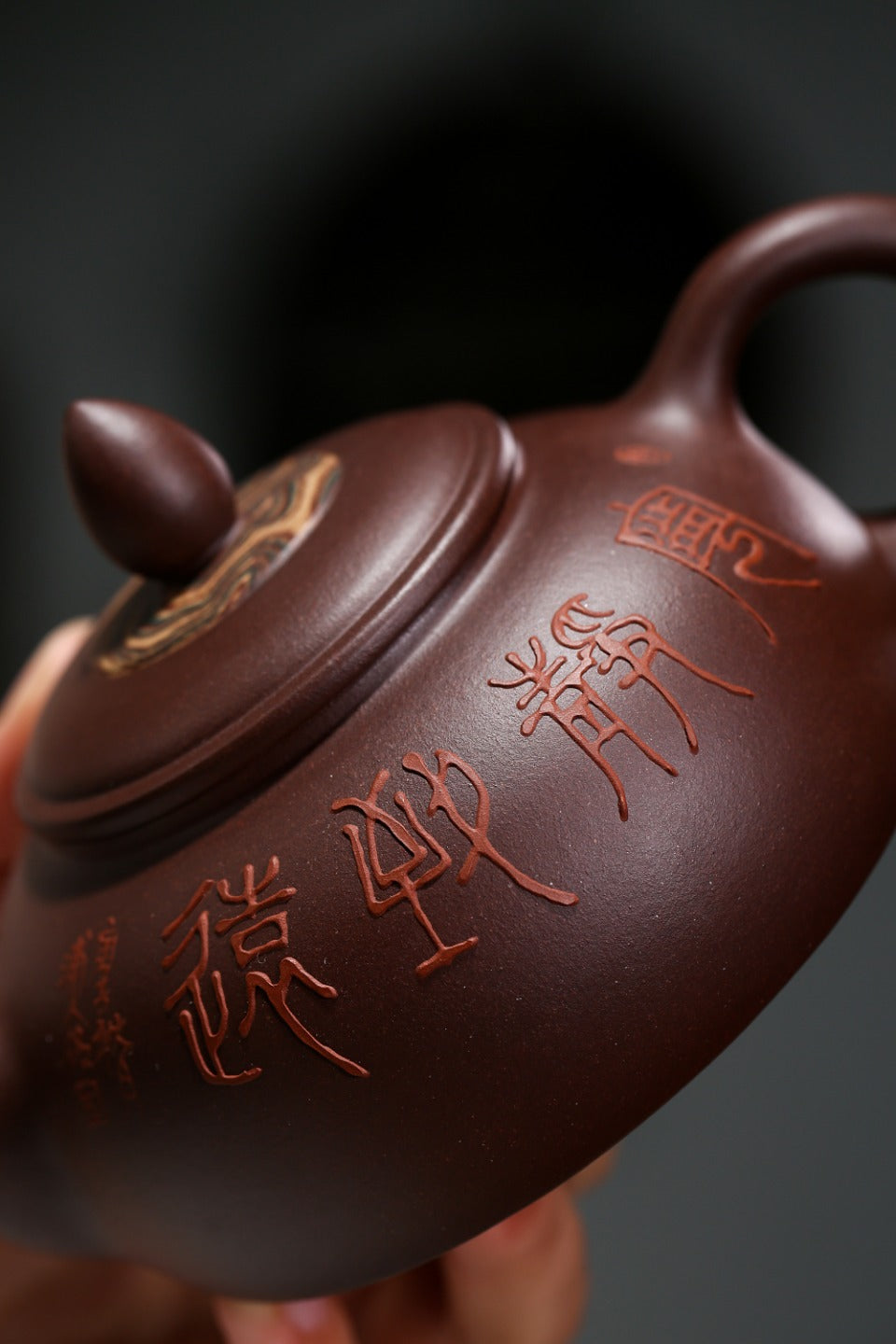 配持壶照 【半月】 制壶：刘彩萍（国家级工艺美术师） 泥料：原矿紫泥 250cc