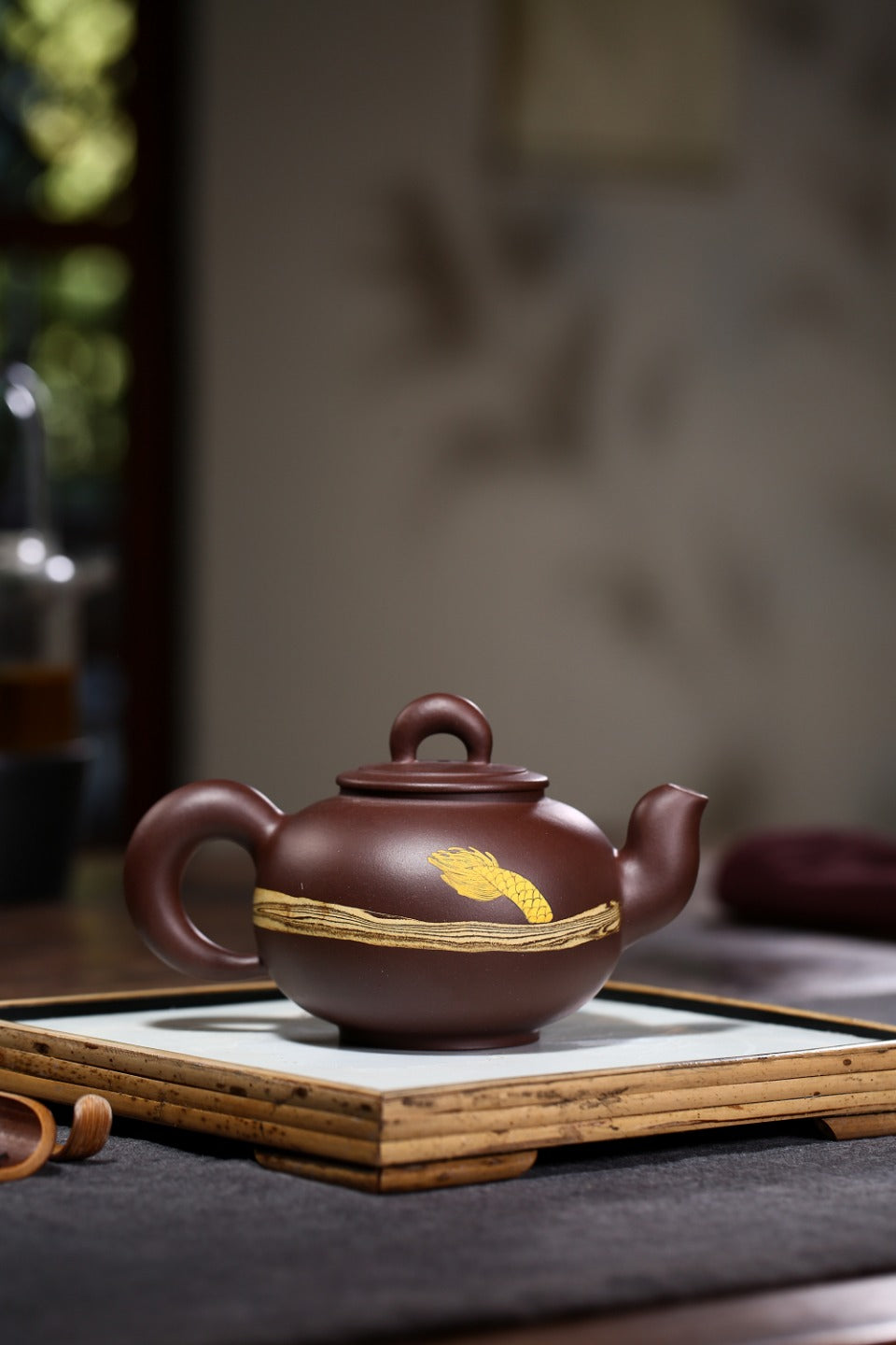 配持壶照 【龙腾四海】 制壶：刘彩萍（国家级工艺美术师） 泥料：原矿紫泥 容量：300cc