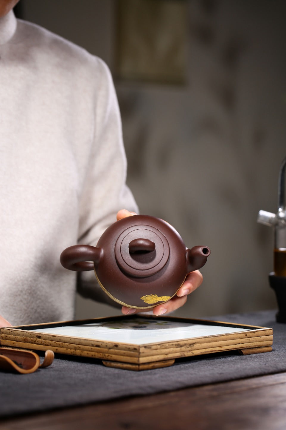配持壶照 【龙腾四海】 制壶：刘彩萍（国家级工艺美术师） 泥料：原矿紫泥 容量：300cc