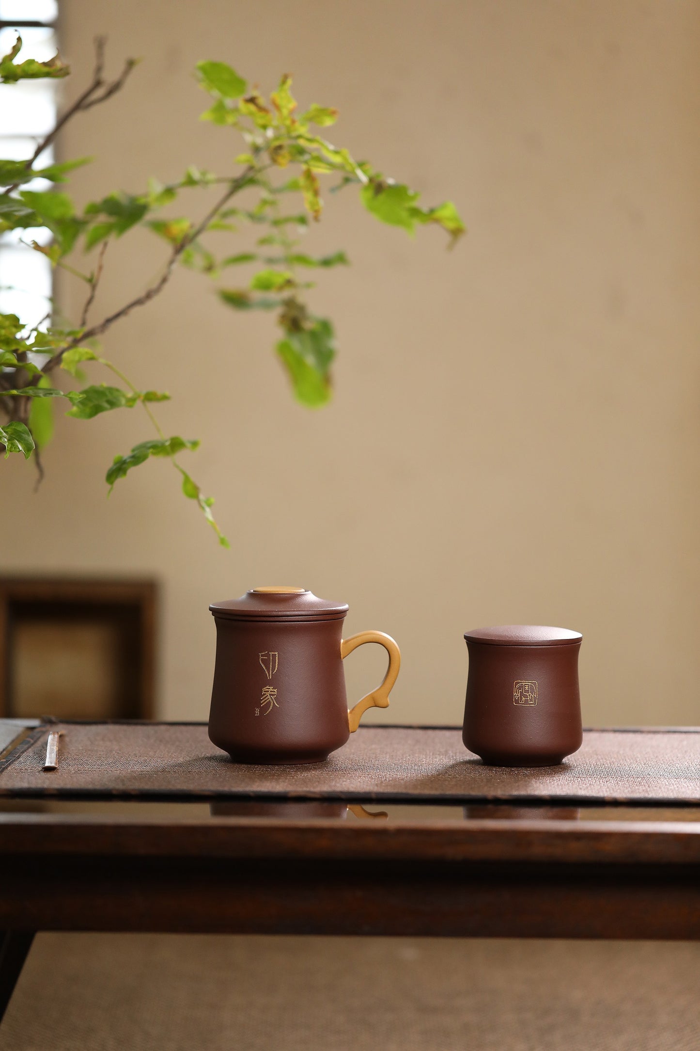 东方印象套组:配置:盖杯三件套 醒茶罐 泥料:紫泥 段泥 容量:盖杯300ml 醒茶罐200ml