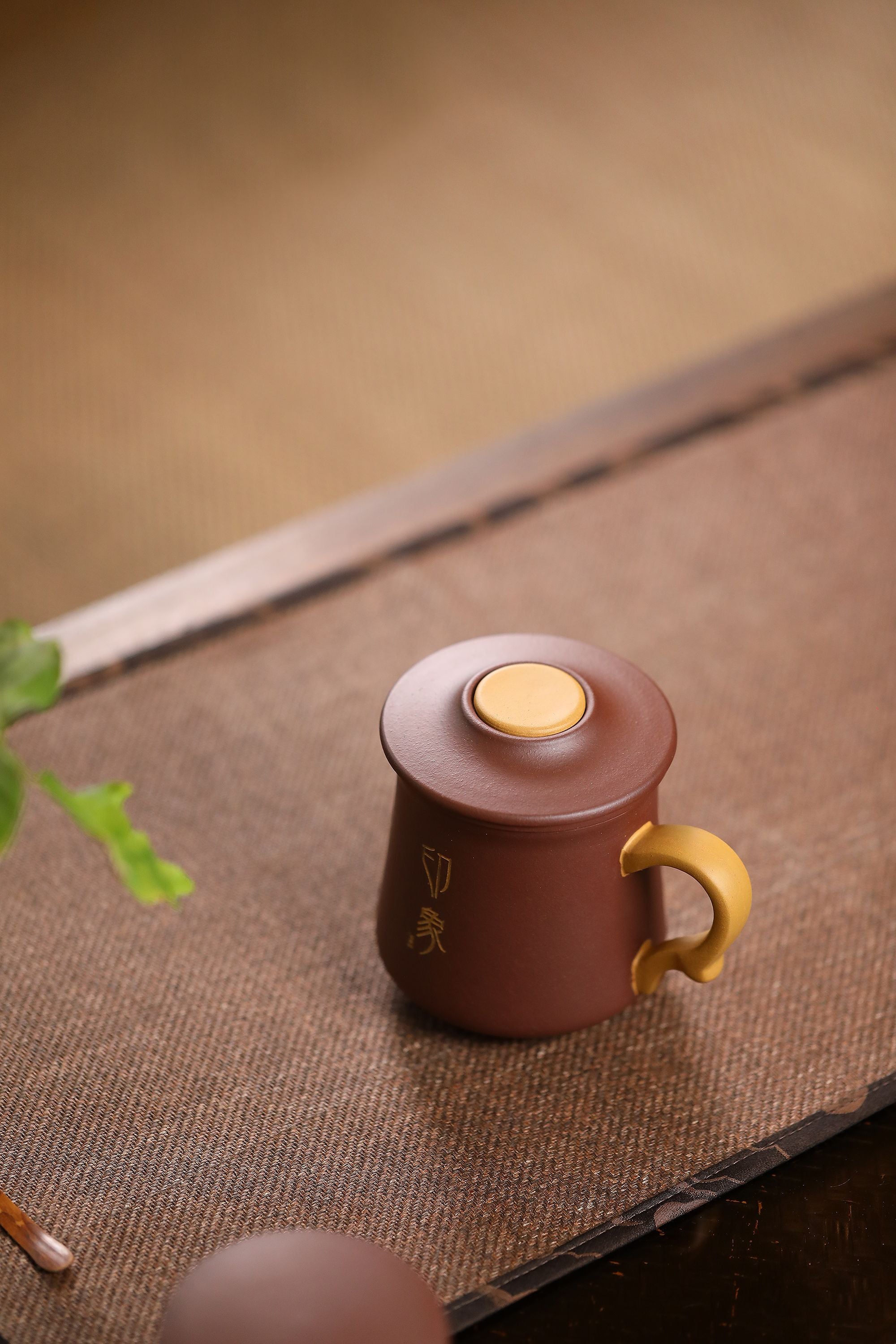 东方印象套组:配置:盖杯三件套 醒茶罐 泥料:紫泥 段泥 容量:盖杯300ml 醒茶罐200ml