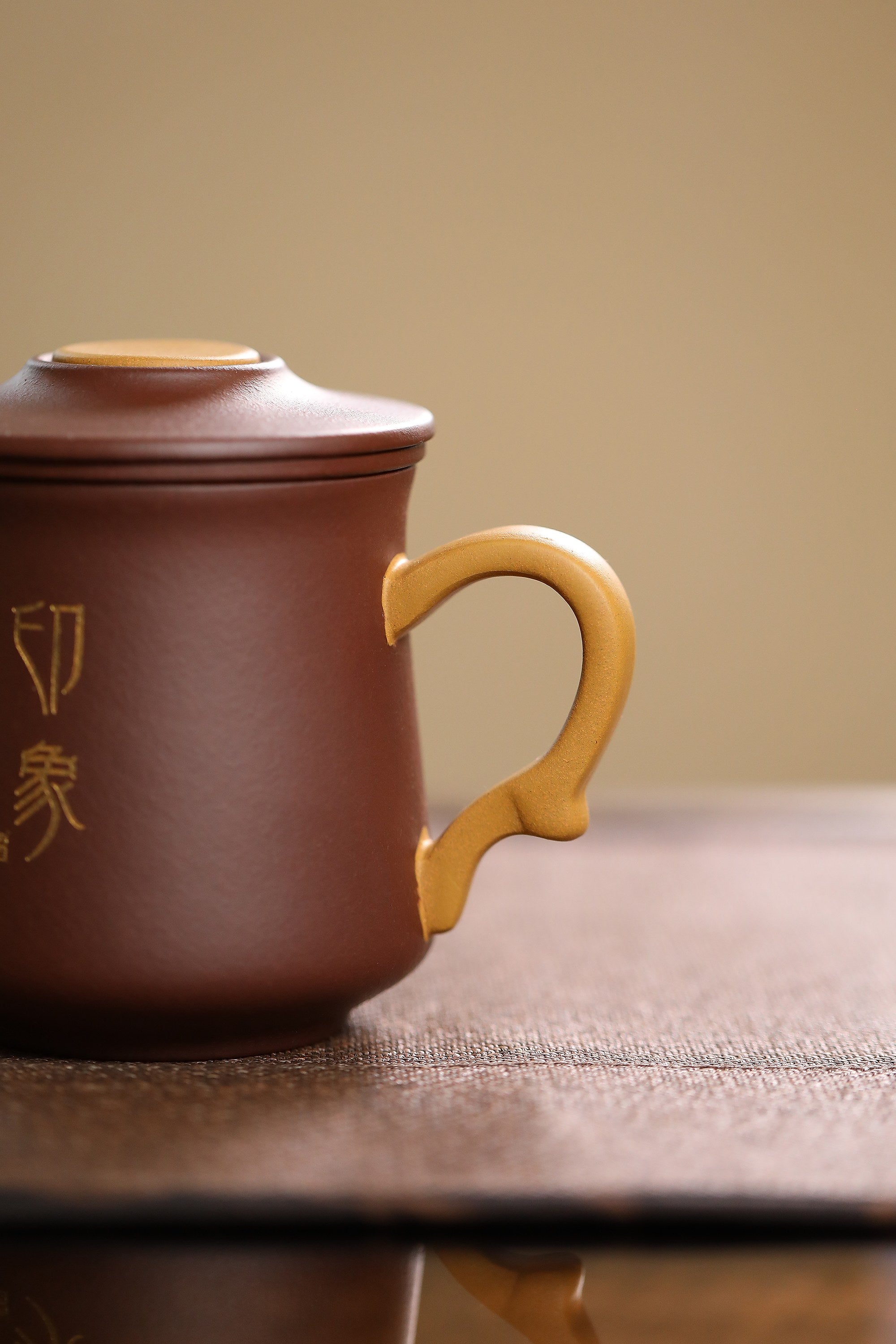 东方印象套组:配置:盖杯三件套 醒茶罐 泥料:紫泥 段泥 容量:盖杯300ml 醒茶罐200ml