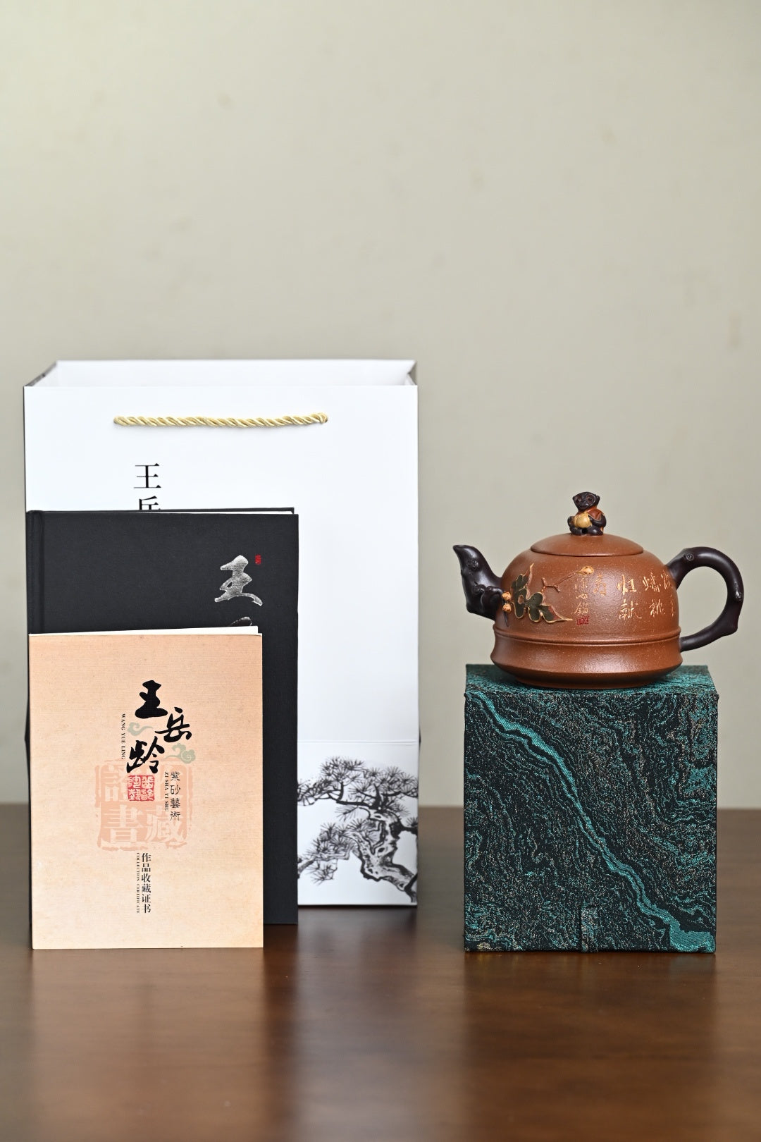双研高 『灵猴献寿』 沉香降坡泥·容量500cc·9孔出水·王岳龄·国家级正高级工艺美术师 - ZishaTeapotChina