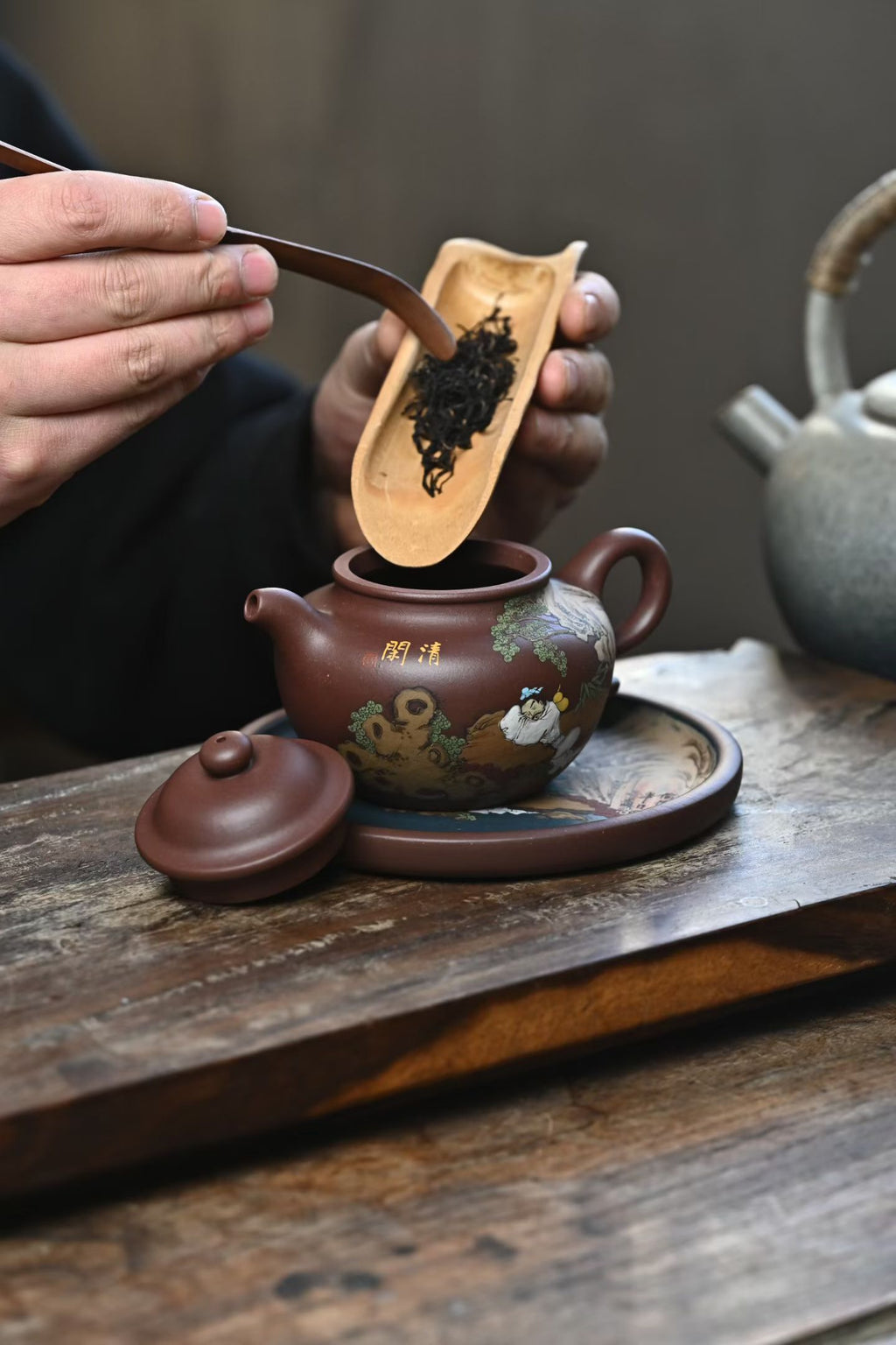 莲子（清闲）260cc 紫泥/艾越巍 泥绘清乐图，寓意聚福纳财，诸事顺遂