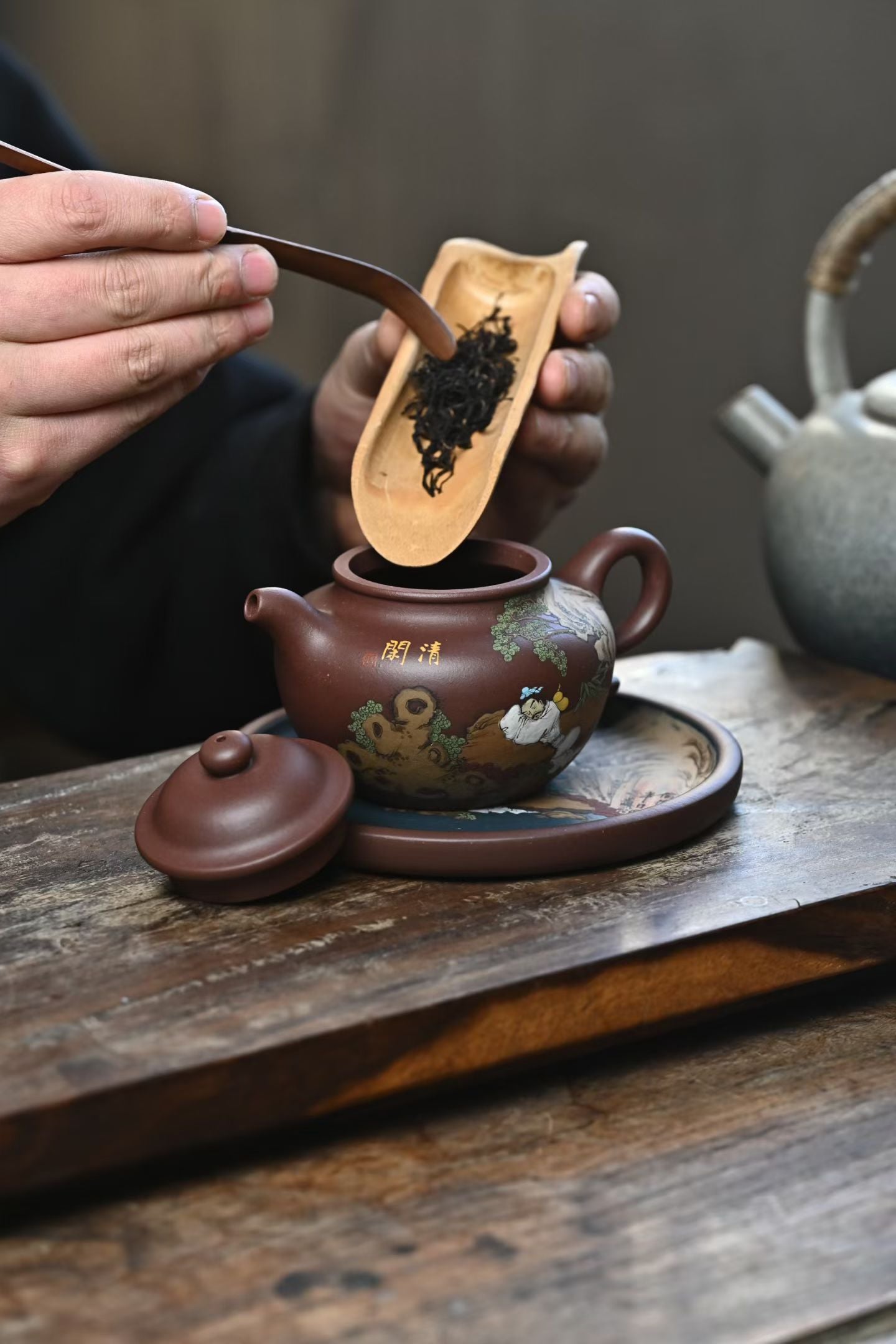 莲子（清闲）260cc 紫泥/艾越巍 泥绘清乐图，寓意聚福纳财，诸事顺遂