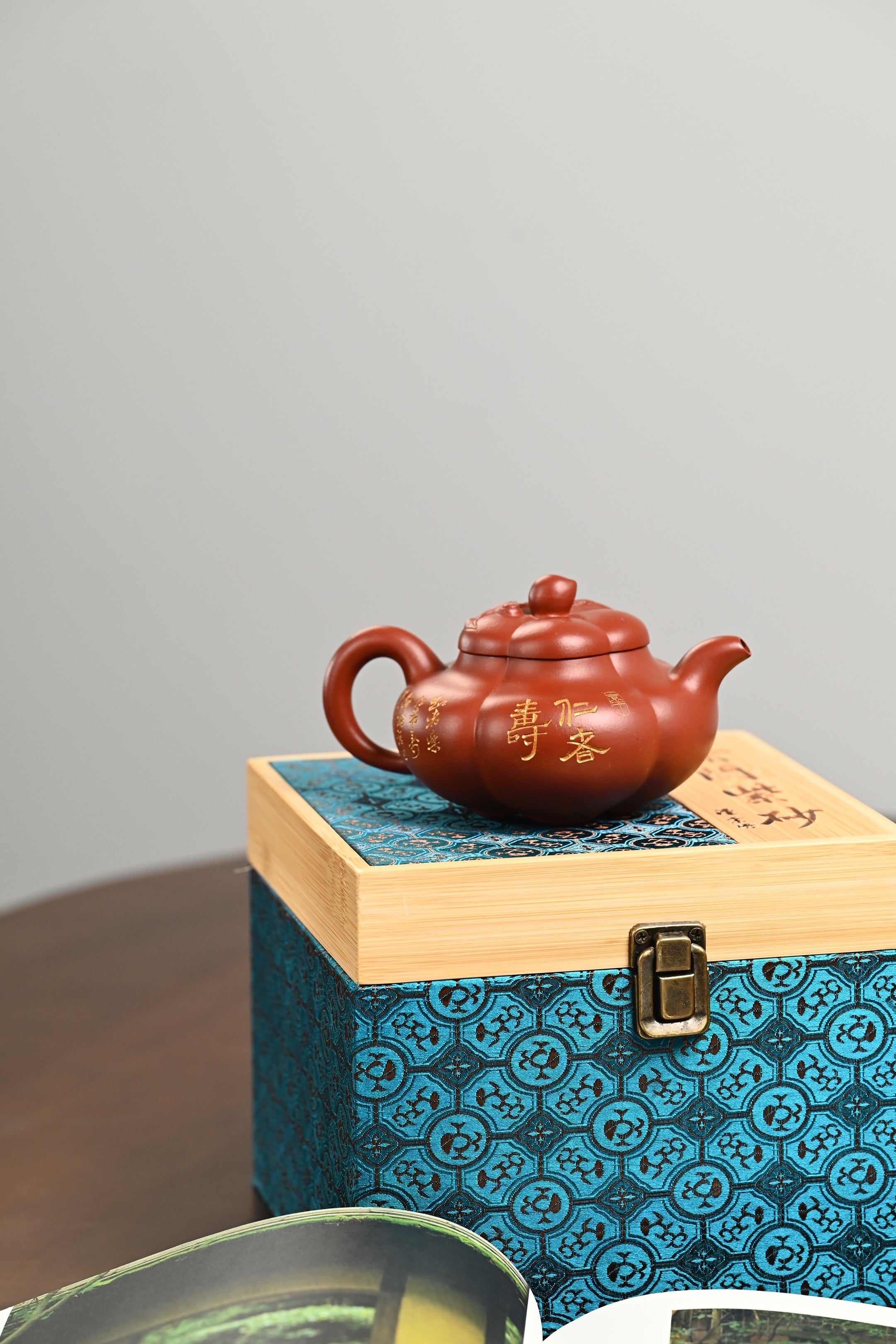 『上合桃』 极品皱皮朱泥·容量290cc·9孔出水·史志洪 国家级高级工艺美术师