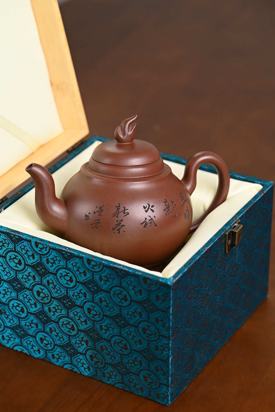 『新火』 一厂老紫泥·容量560cc·9孔出水·史志洪 国家级高级工艺美术师