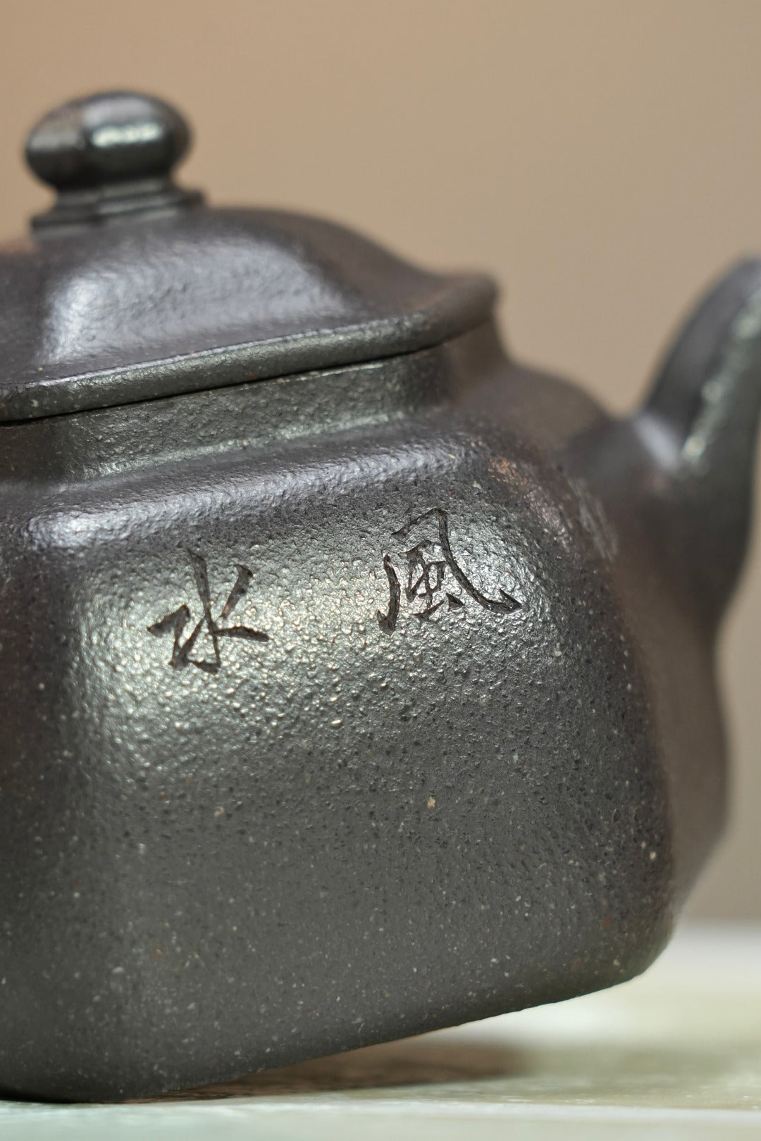 【耿浩方壶 礼藏双绝】紫砂80后方器巨匠·耿浩巅峰之作《六方怀隐壶》原矿极品天清泥·190cc