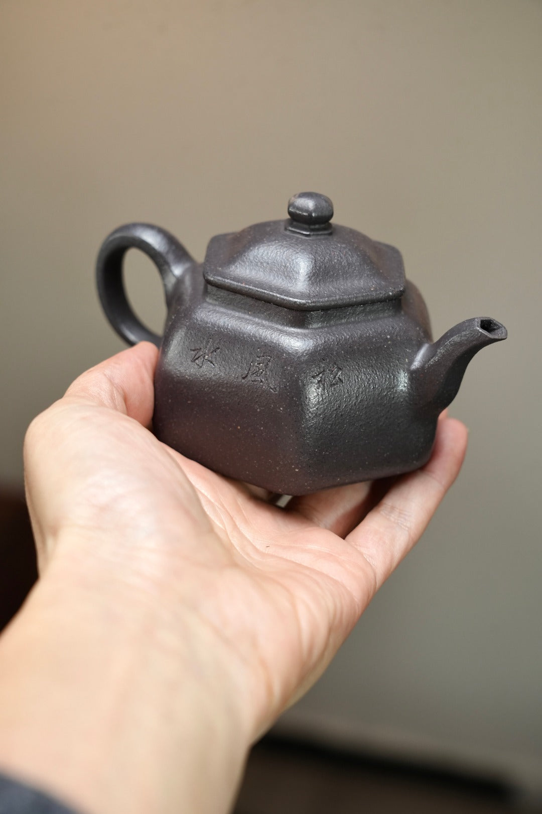 【耿浩方壶 礼藏双绝】紫砂80后方器巨匠·耿浩巅峰之作《六方怀隐壶》原矿极品天清泥·190cc