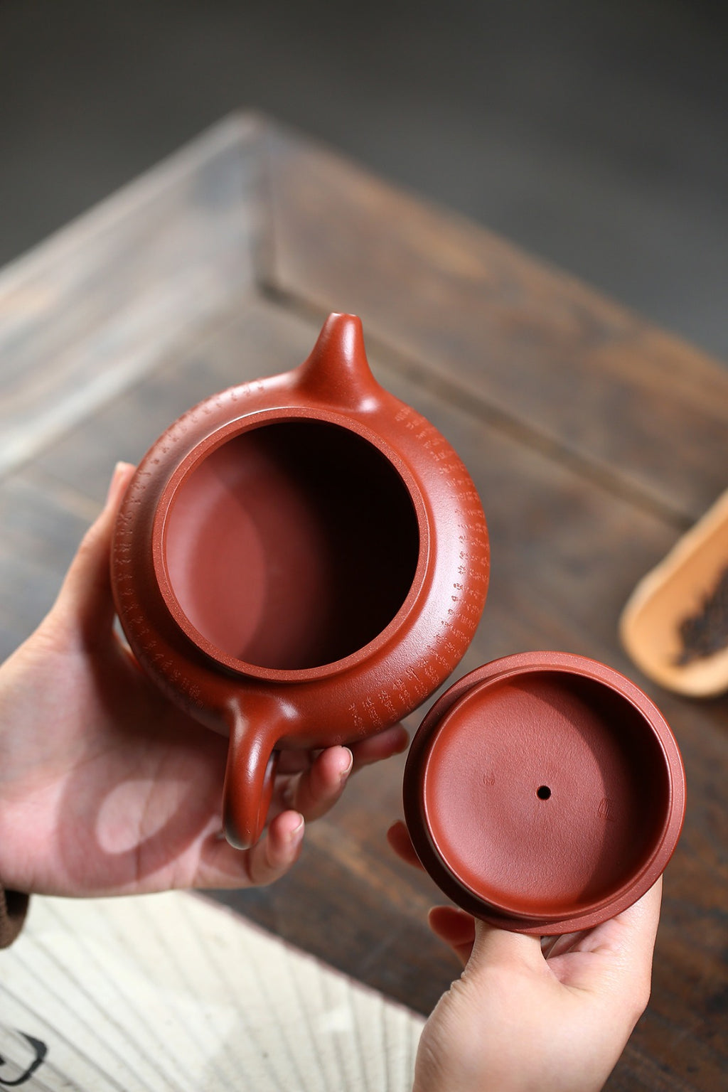 《瑞兽仿古》 作者 高建中 研究员级高级工艺美术师 原矿极品龙血砂，400cc，菱形9孔出水