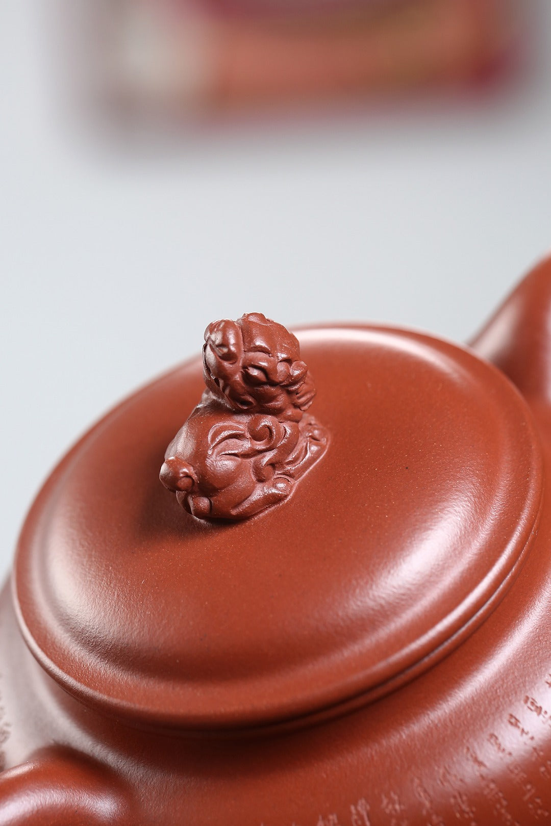 《瑞兽仿古》 作者 高建中 研究员级高级工艺美术师 原矿极品龙血砂，400cc，菱形9孔出水