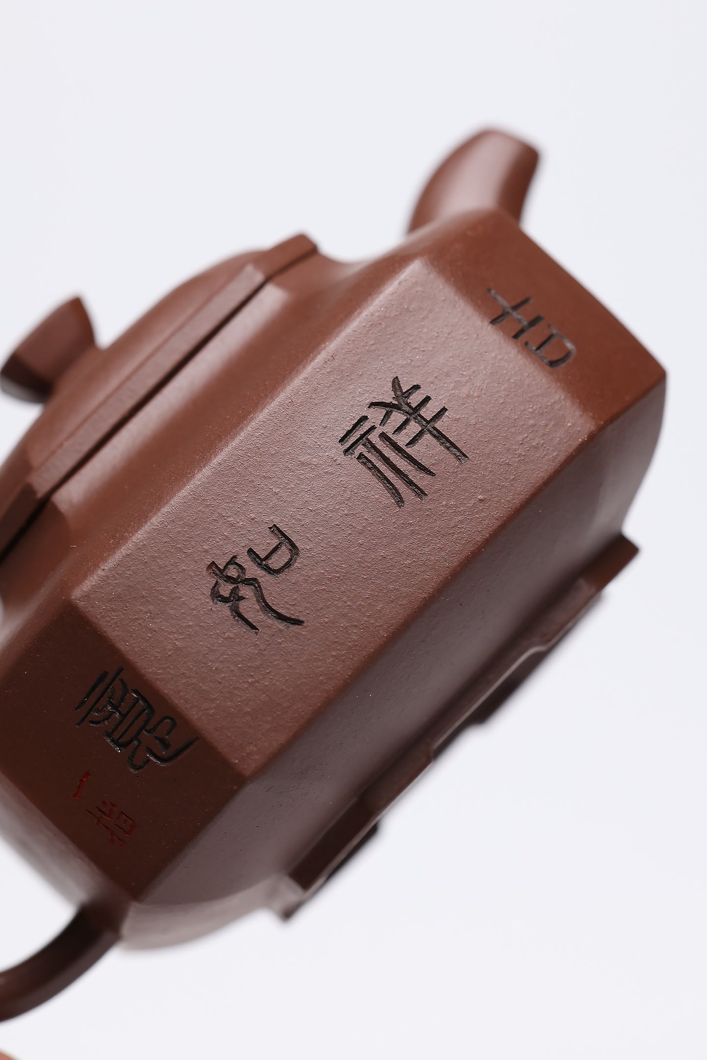 研高经典之：扁八方 泥料：底槽清 容量：300cc 作者：韩小虎 研究员级高级工艺美术师