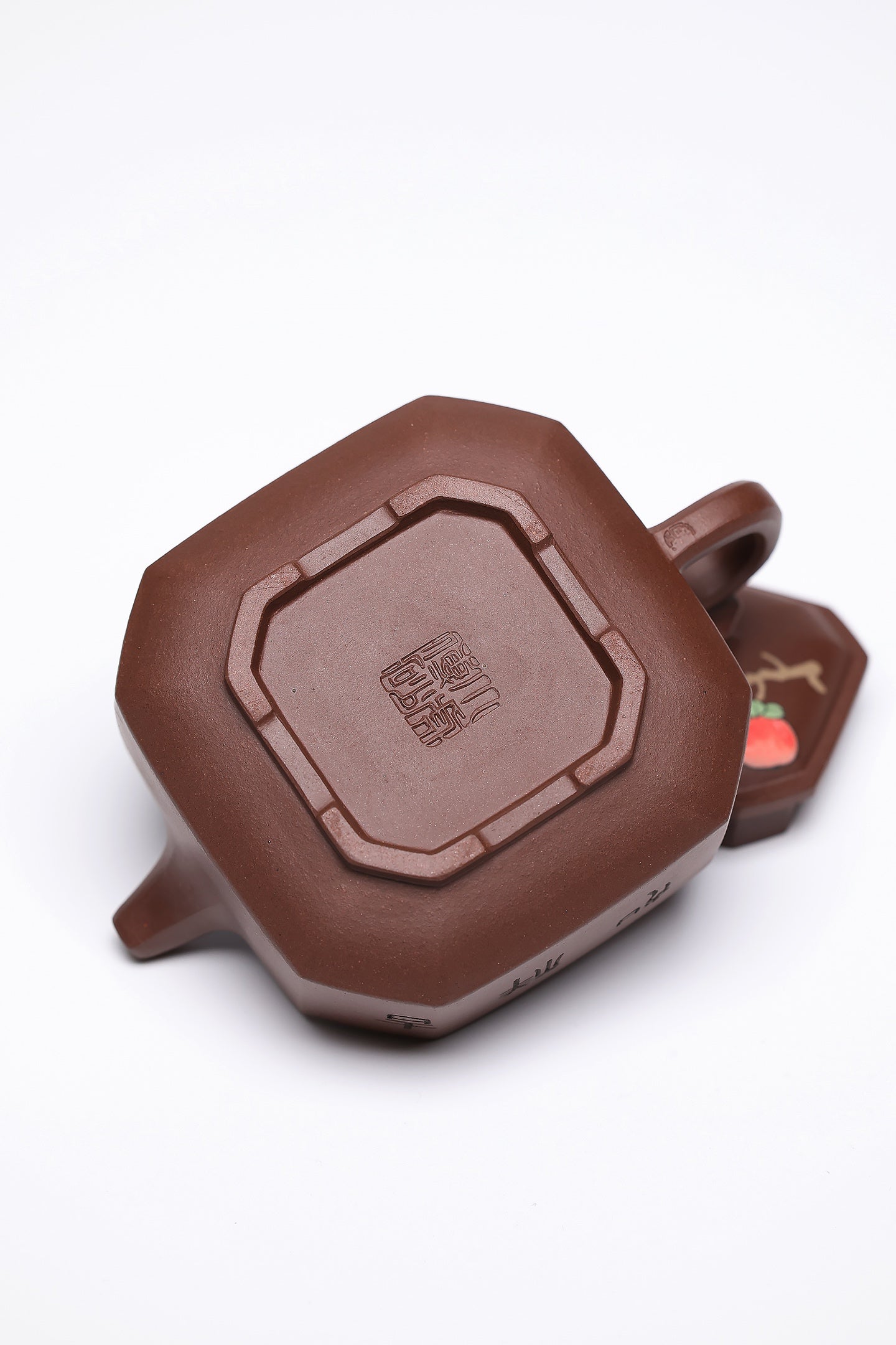 研高经典之：扁八方 泥料：底槽清 容量：300cc 作者：韩小虎 研究员级高级工艺美术师