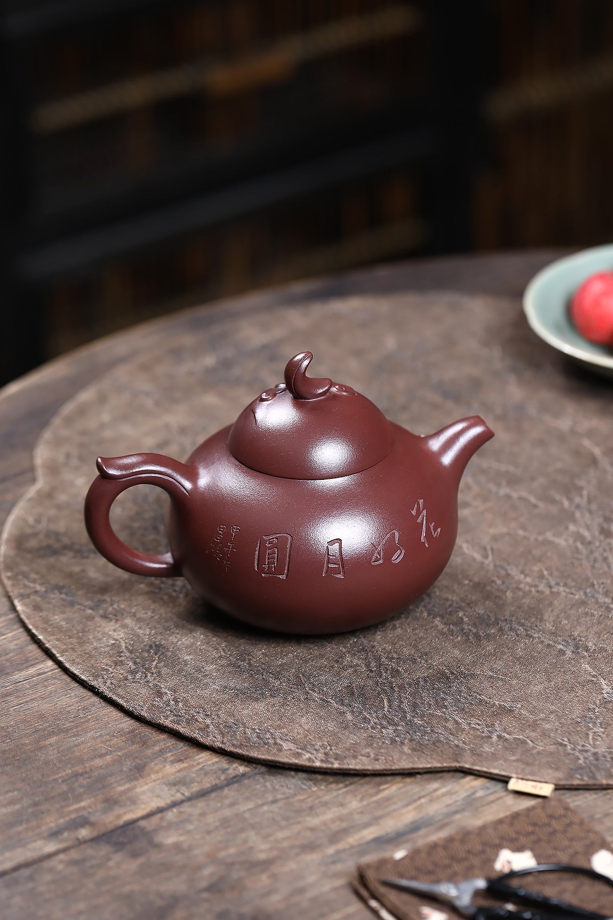 研高经典之：宫灯 泥料：极品大红袍 容量：220cc 作者：韩小虎 研究员级高级工艺美术师