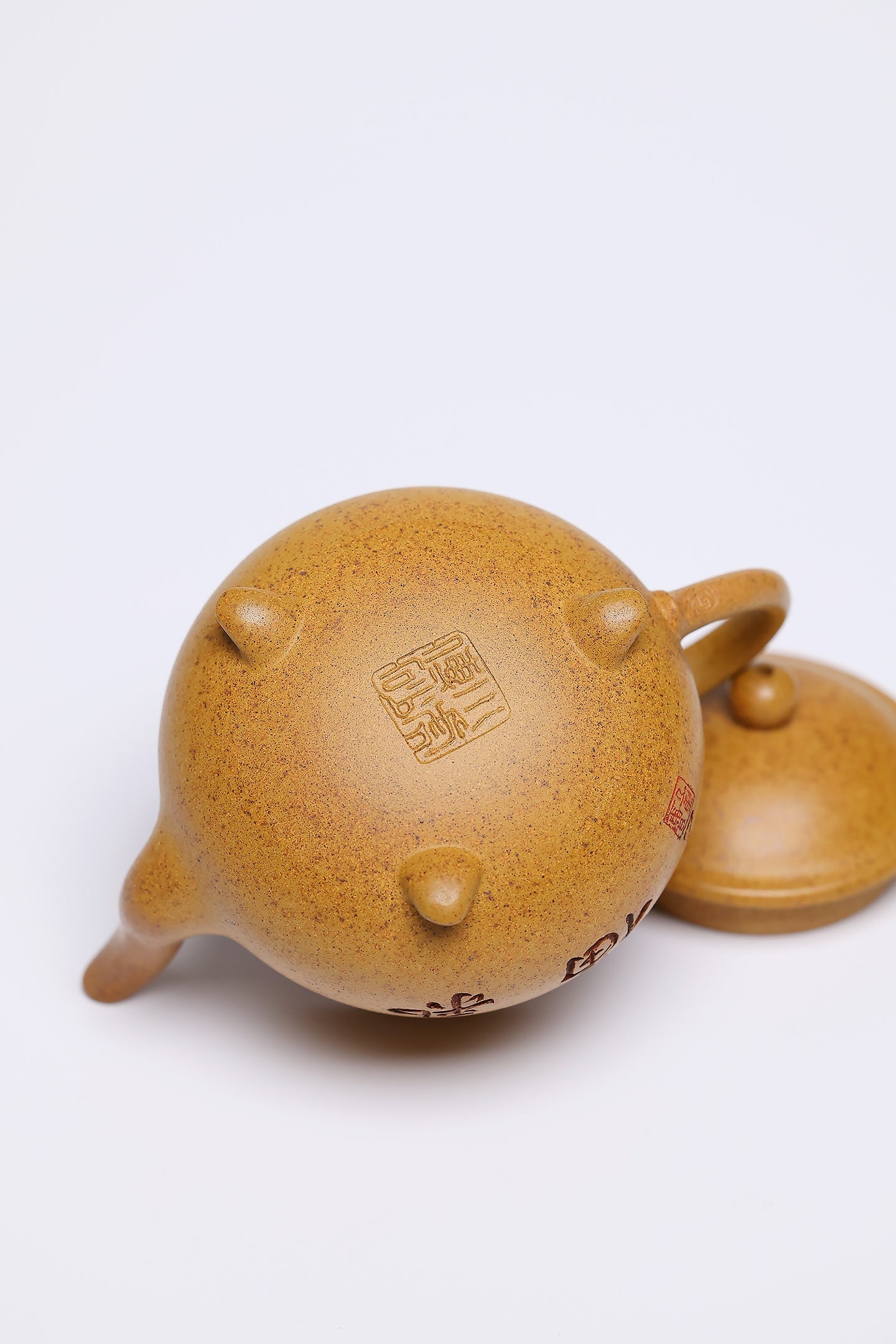 研高经典之作【三足玉鼎】 泥料：段泥柴烧 容量 260cc 作者：韩小虎 研究员级高级工艺美术师