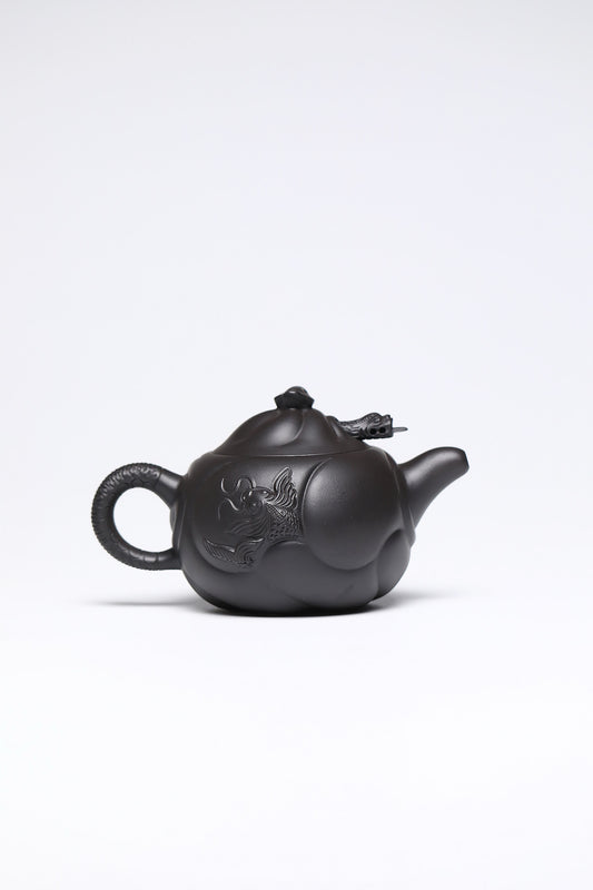 研高经典之作【云龙壶】 泥料：极品高黑料 容量：350cc 作者：韩小虎 研究员级高级工艺美术师