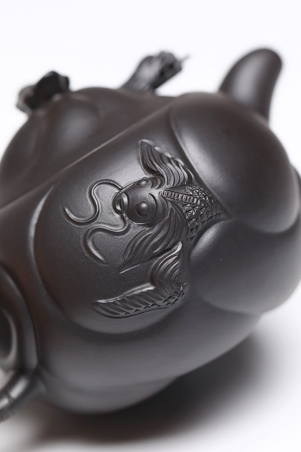 研高经典之作【云龙壶】 泥料：极品高黑料 容量：350cc 作者：韩小虎 研究员级高级工艺美术师