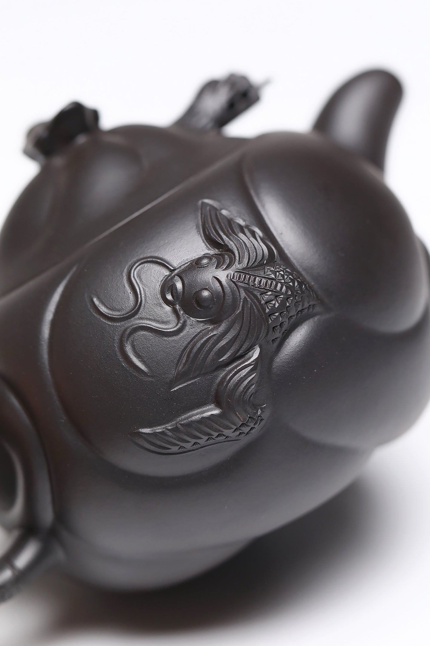 研高经典之作【云龙壶】 泥料：极品高黑料 容量：350cc 作者：韩小虎 研究员级高级工艺美术师