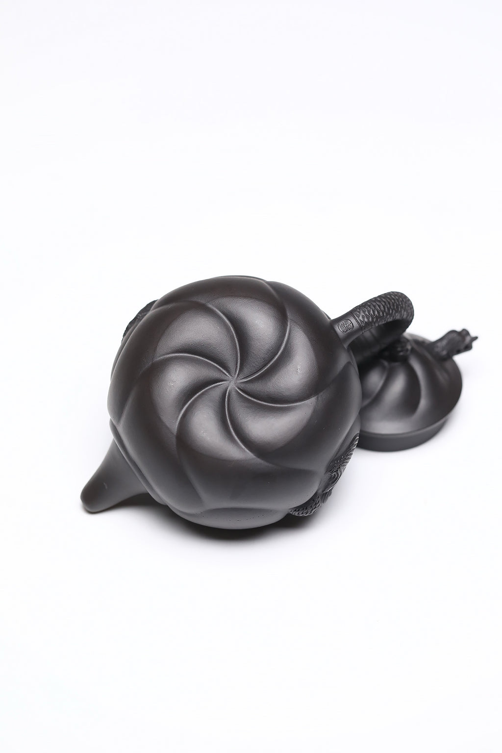 研高经典之作【云龙壶】 泥料：极品高黑料 容量：350cc 作者：韩小虎 研究员级高级工艺美术师