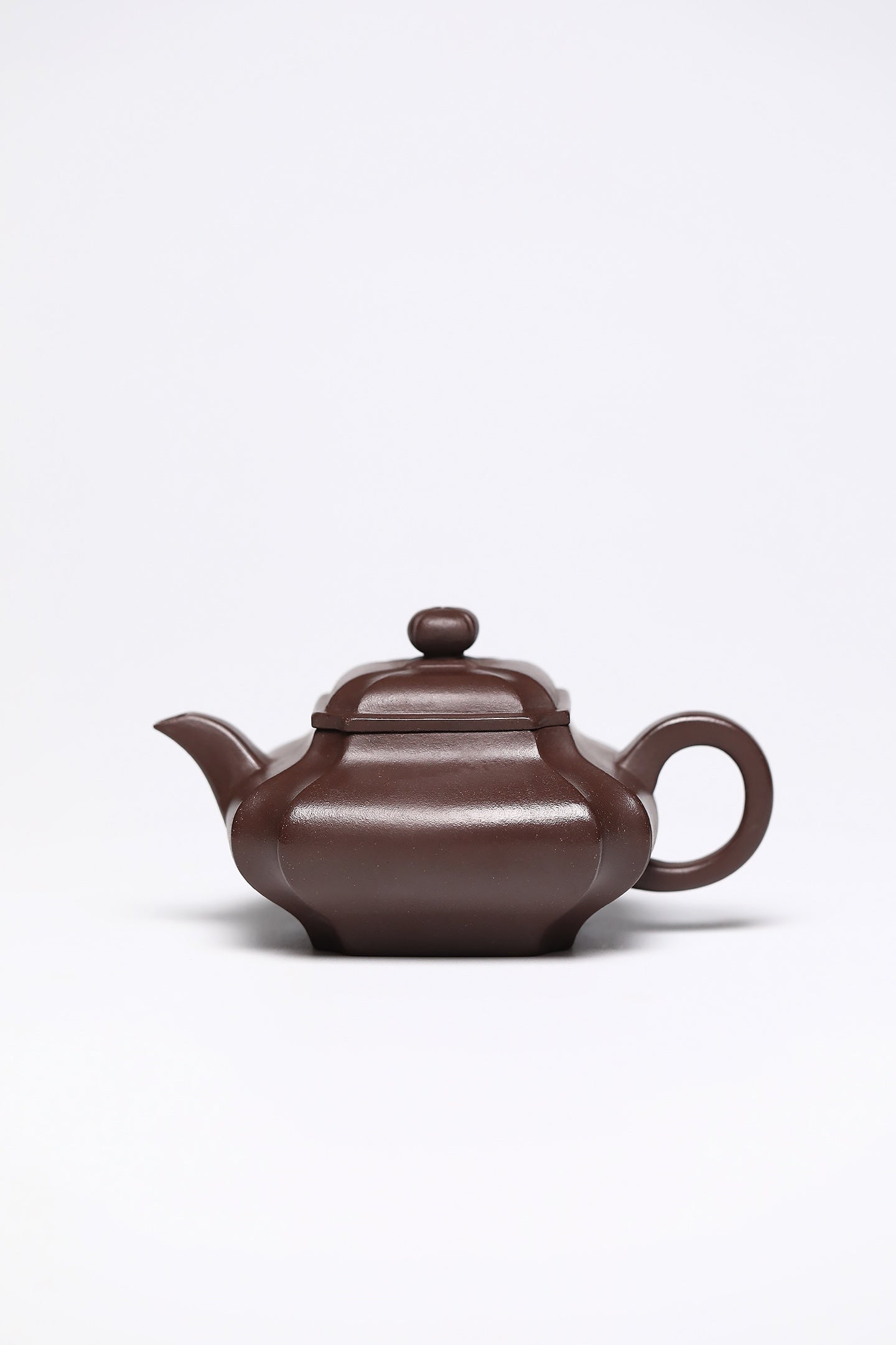 研高经典之作【抽角四方】 泥料：极品石红 容量：250cc 作者：韩小虎 研究员级高级工艺美术师
