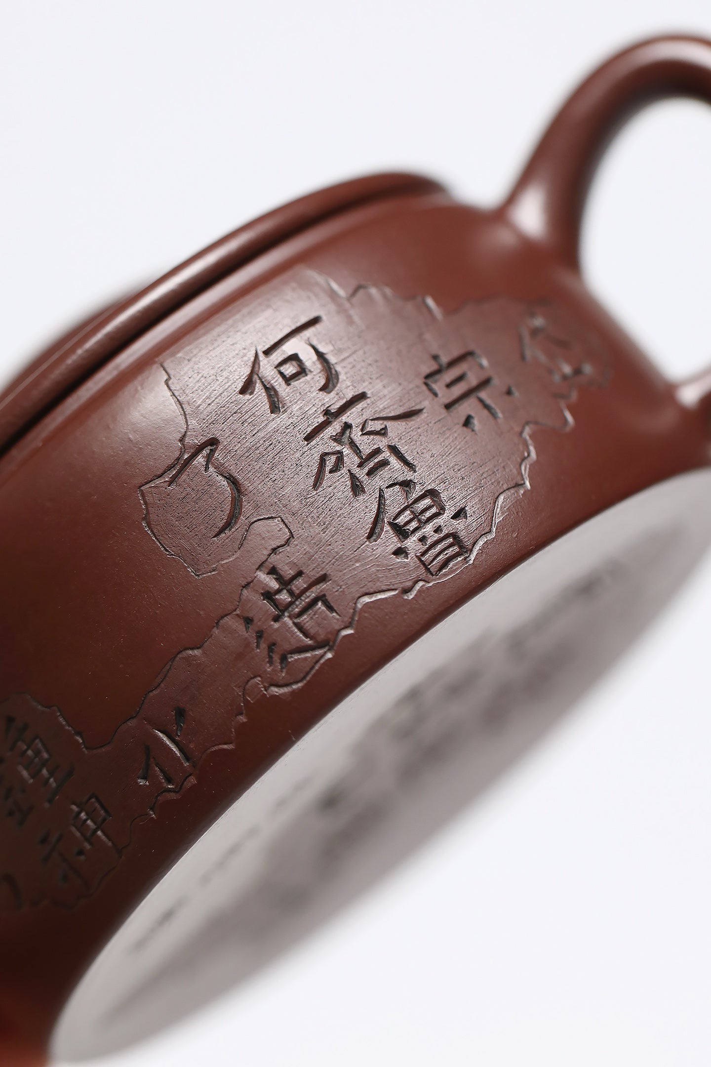研高经典之作【汉瓦】 泥料：极品紫朱泥 容量：150cc 作者：韩小虎 研究员级高级工艺美术师
