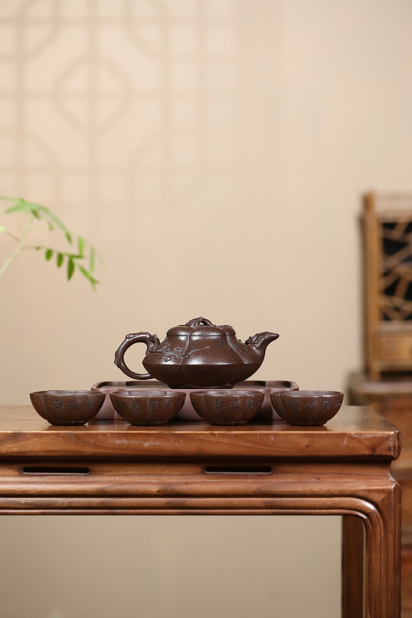 匠心之作·收藏重器 —【上合梅套组】 泥料：紫泥调砂·375cc 作者：沈遽华  正高级工艺美术师
