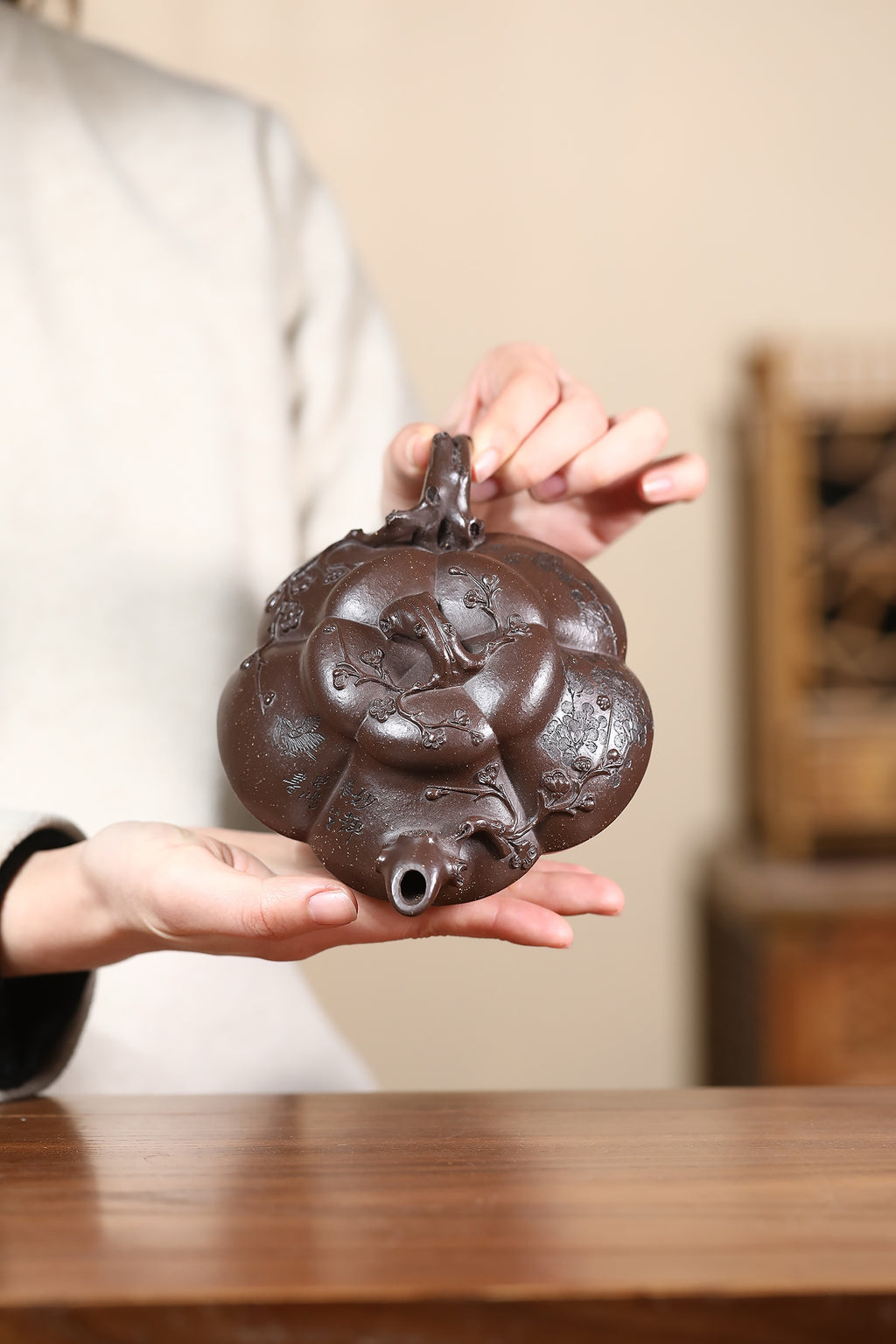 匠心之作·收藏重器 —【上合梅套组】 泥料：紫泥调砂·375cc 作者：沈遽华  正高级工艺美术师