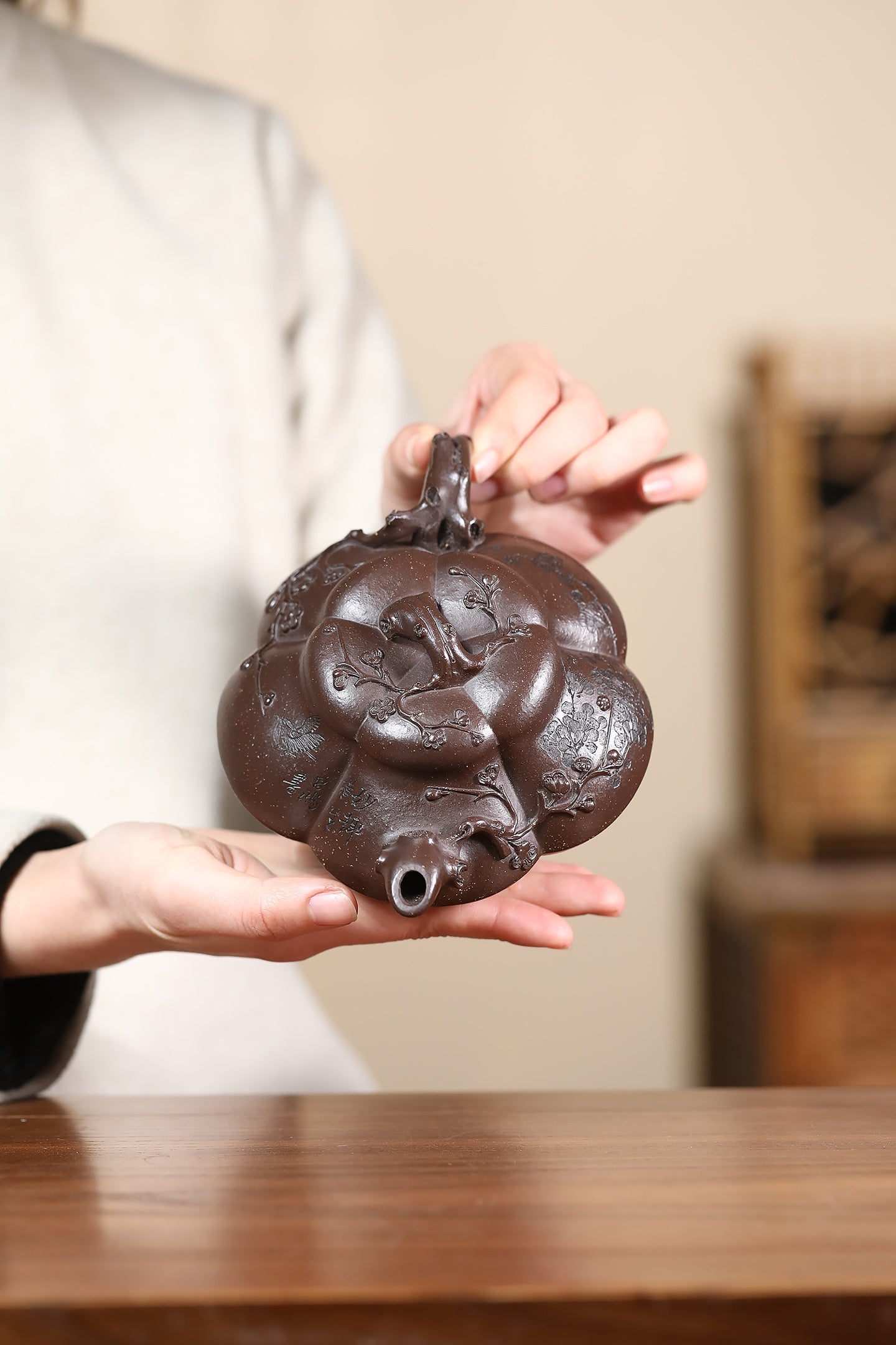 匠心之作·收藏重器 —【上合梅套组】 泥料：紫泥调砂·375cc 作者：沈遽华  正高级工艺美术师