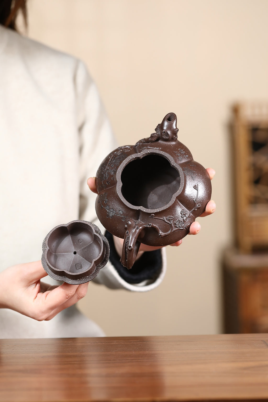 匠心之作·收藏重器 —【上合梅套组】 泥料：紫泥调砂·375cc 作者：沈遽华  正高级工艺美术师