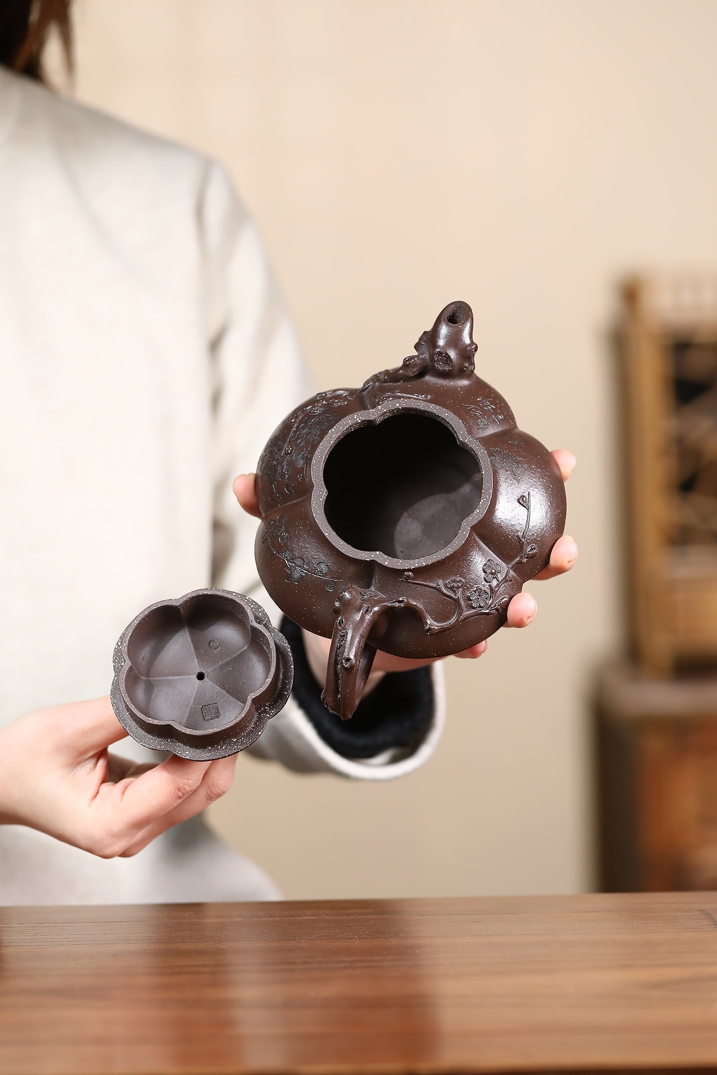 匠心之作·收藏重器 —【上合梅套组】 泥料：紫泥调砂·375cc 作者：沈遽华  正高级工艺美术师