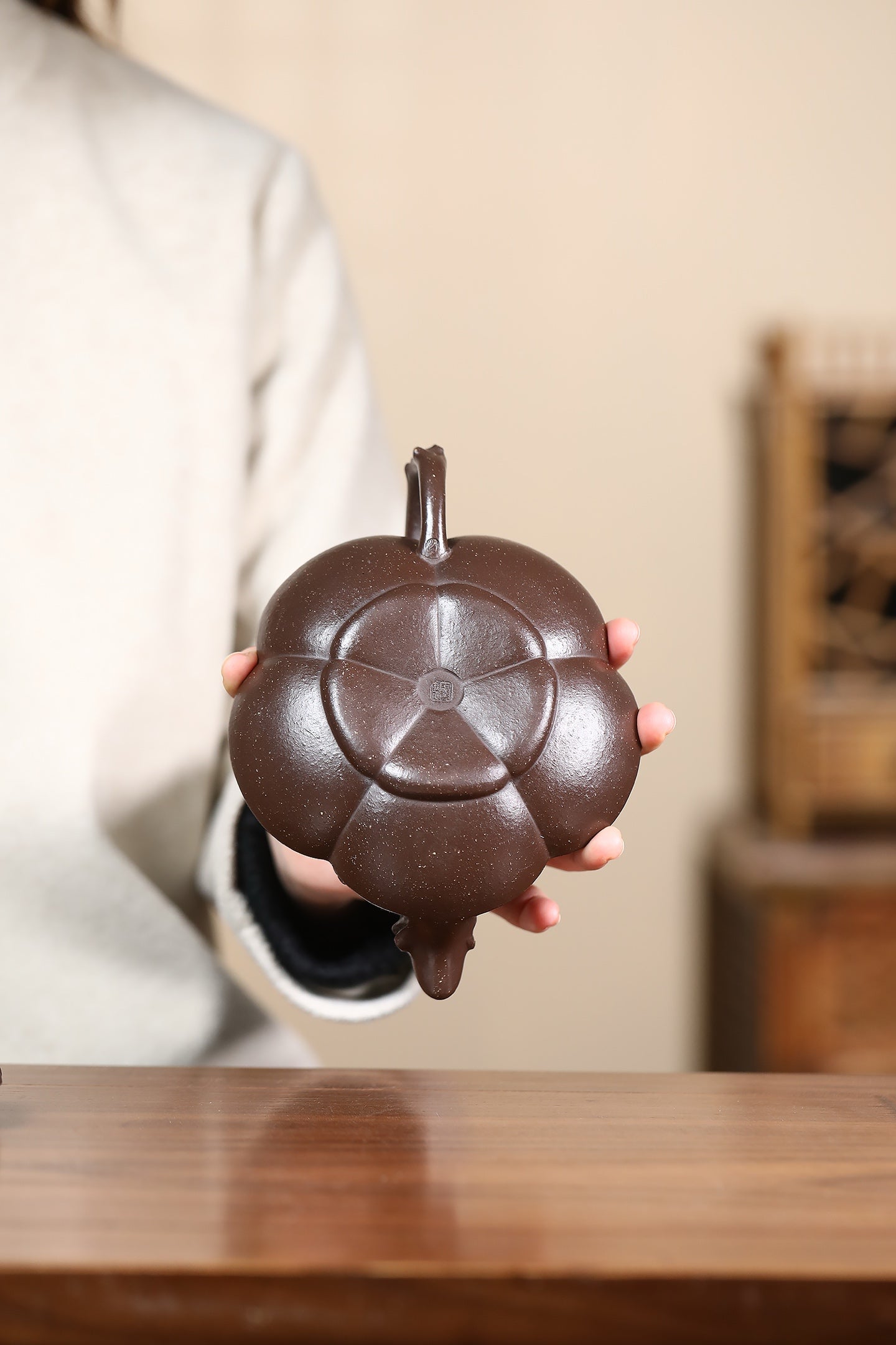 匠心之作·收藏重器 —【上合梅套组】 泥料：紫泥调砂·375cc 作者：沈遽华  正高级工艺美术师